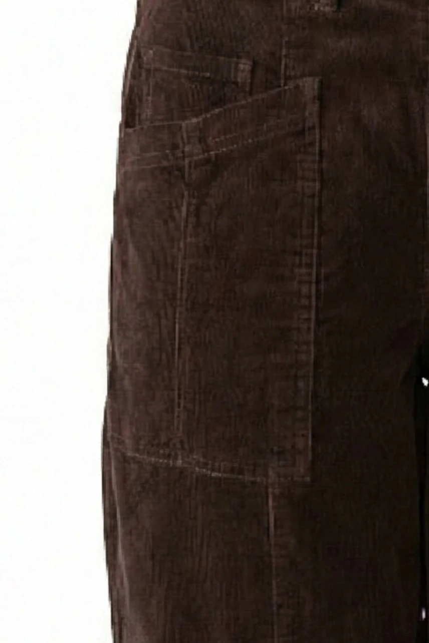 Braune Damen-Hose aus Cord mit großen Taschen, ideal für einen lässigen Look.