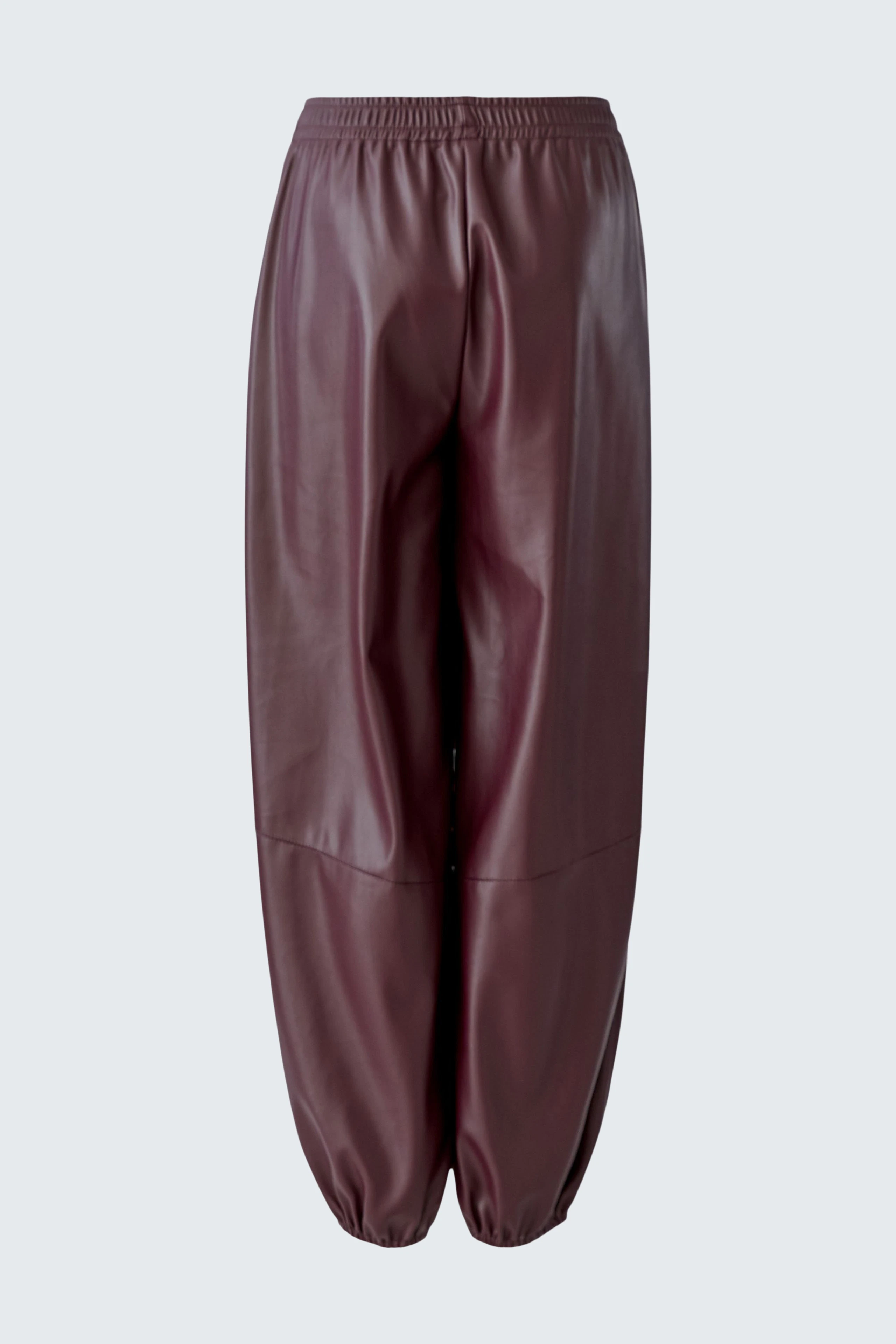 Casual faux leather pants in burgundy, featuring an elastic waistband and relaxed fit.