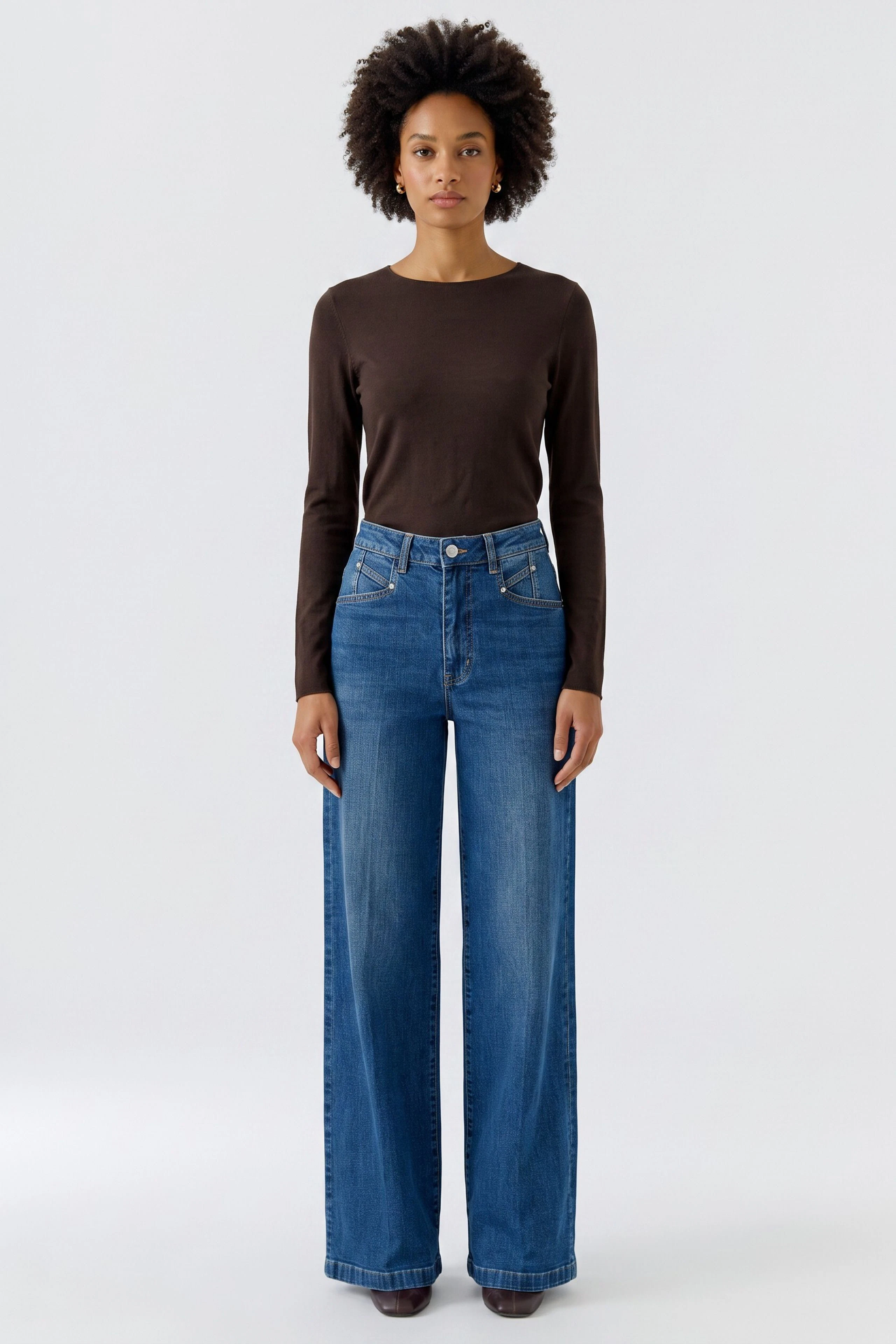 Simple long-sleeve shirt in dark brown, perfect for layering or wearing alone. Casual and versatile.