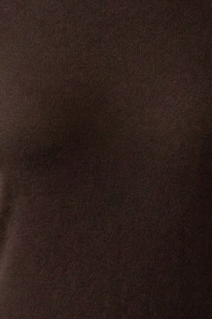 Braunes Langarmshirt: Detailaufnahme des Stoffes, zeigt die feine Struktur und den warmen Farbton.