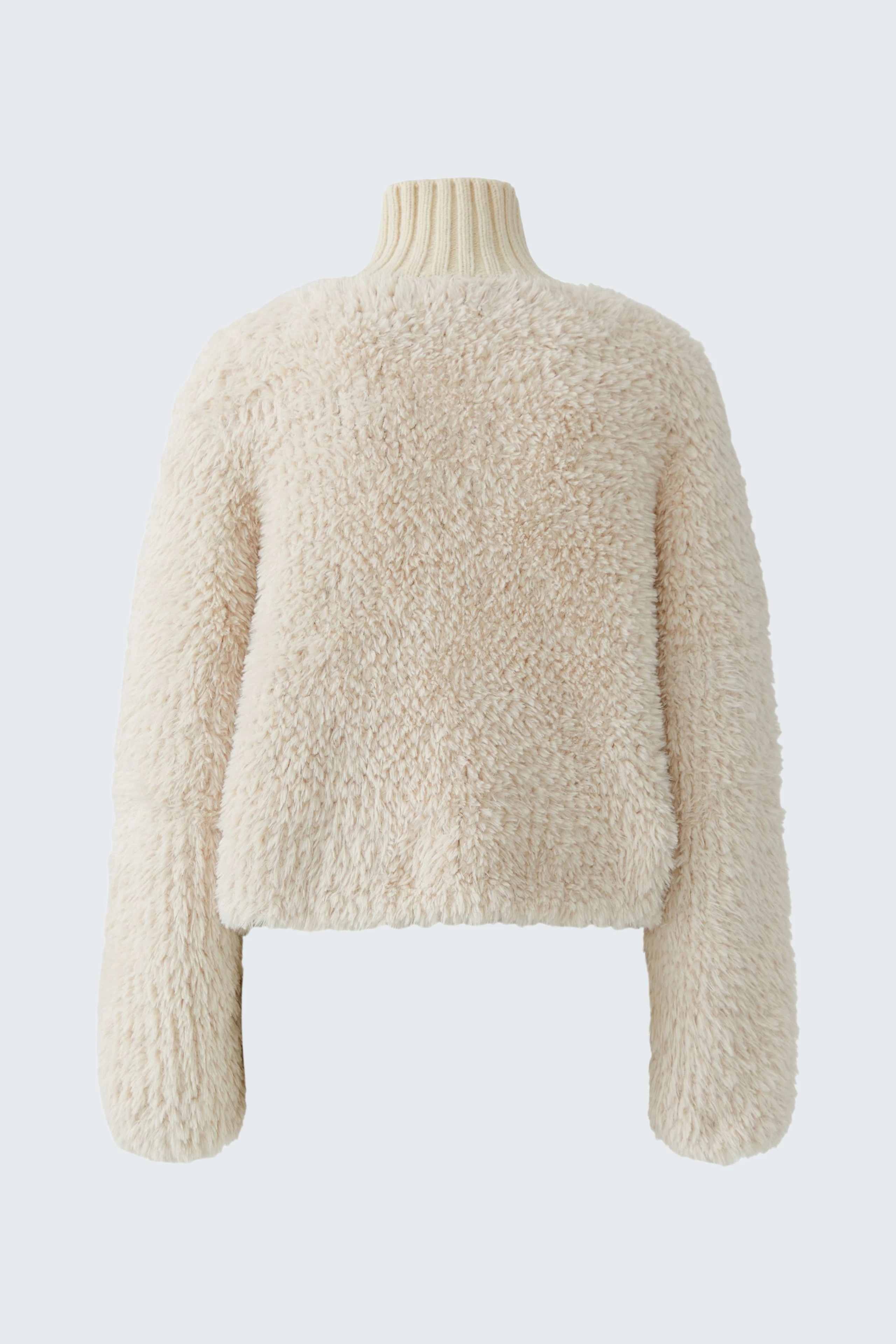 Gemütliche Strickjacke in Creme: Flauschiges Design ohne Model, ideal für kühle Tage.