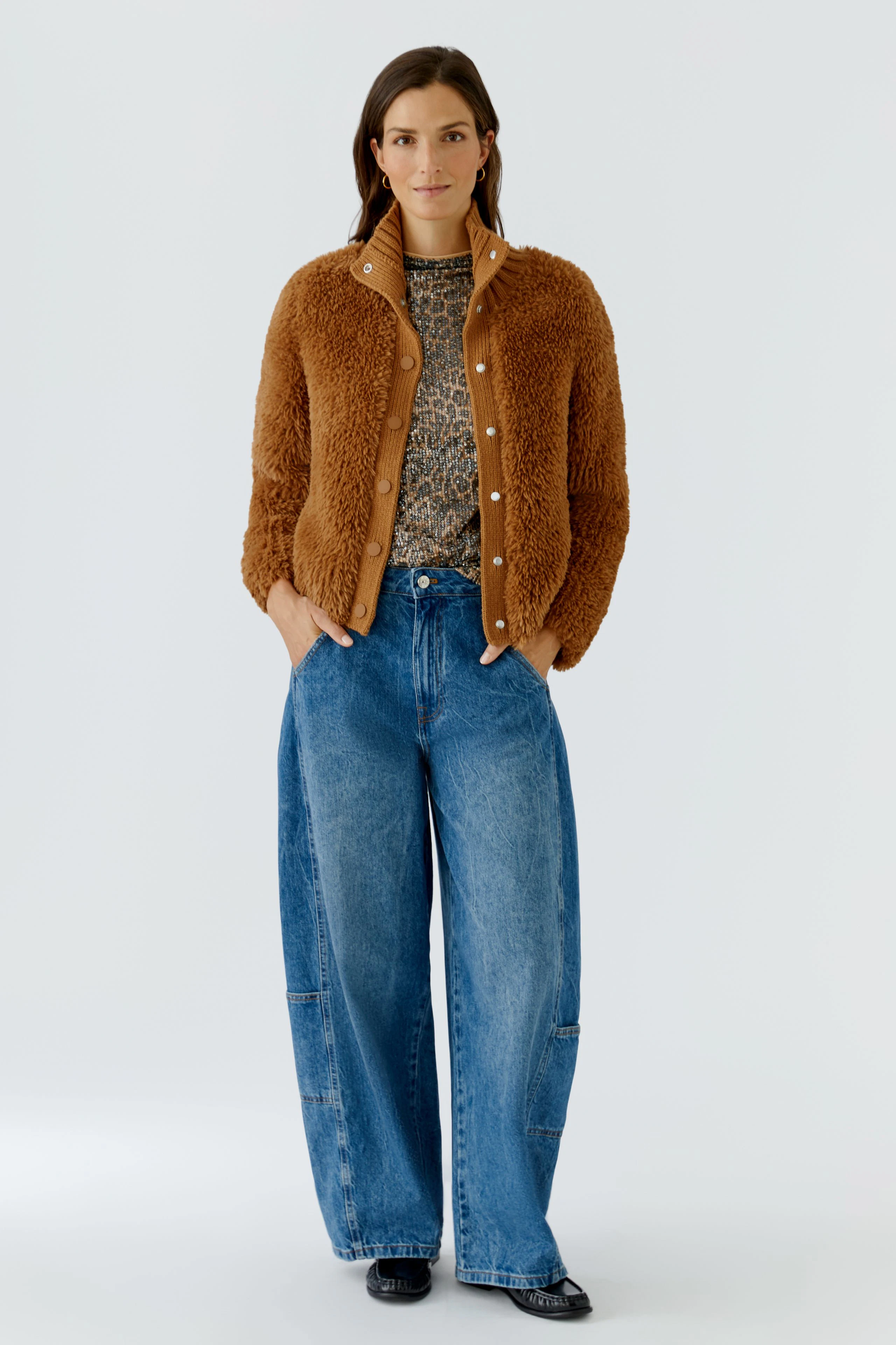 Kuschelige Strickjacke in Braun: Weiches Material mit Knopfleiste, ideal für kalte Tage.