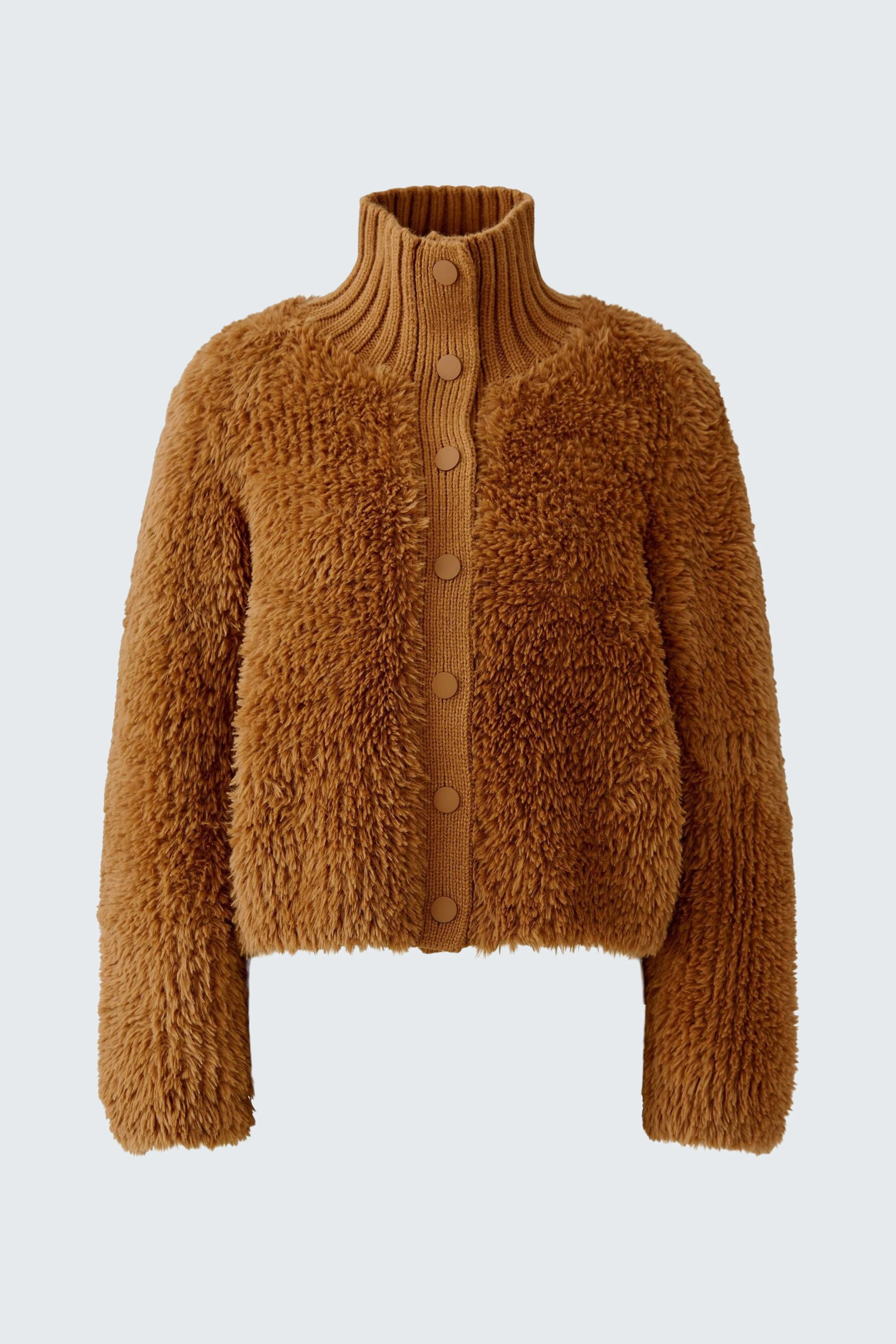 Kuschelige Strickjacke in Braun: Weiches Material mit Knopfleiste, ideal für kalte Tage.