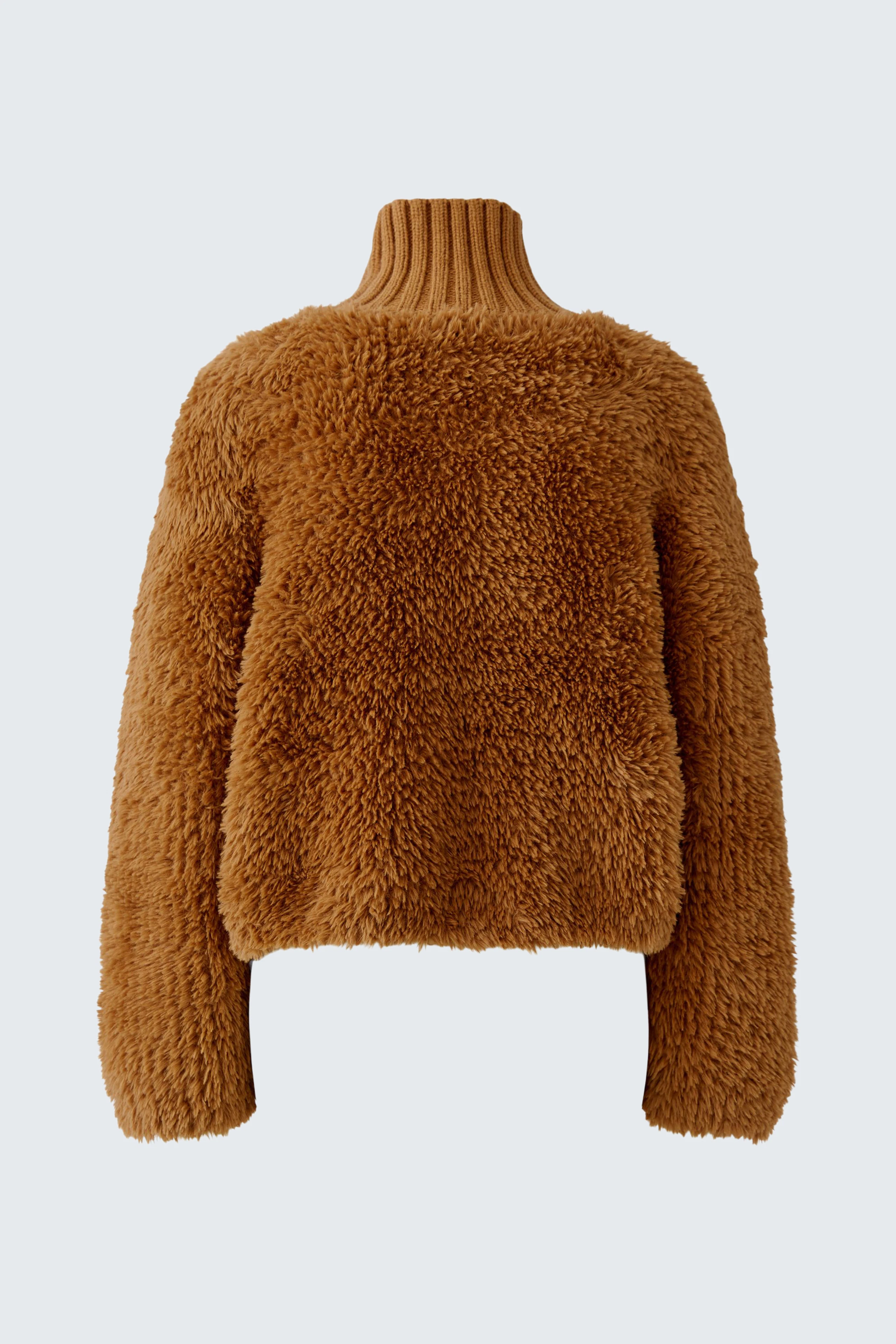 Kuschelige Strickjacke in Braun: Weiches Material, ideal für kalte Tage. Ohne Model, nur das Kleidungsstück.