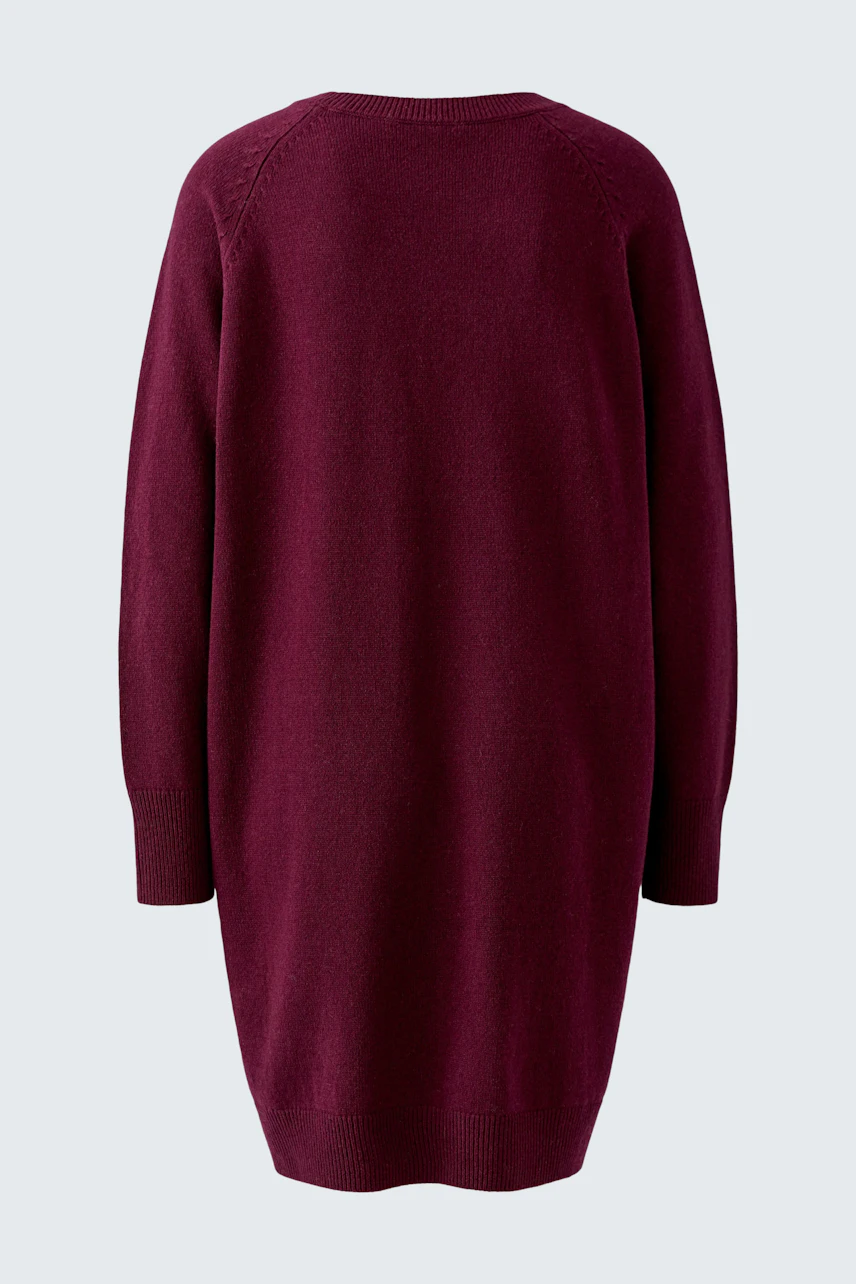 Casual knit dress: Burgundy knit dress with long sleeves, perfect for a relaxed and cozy look.