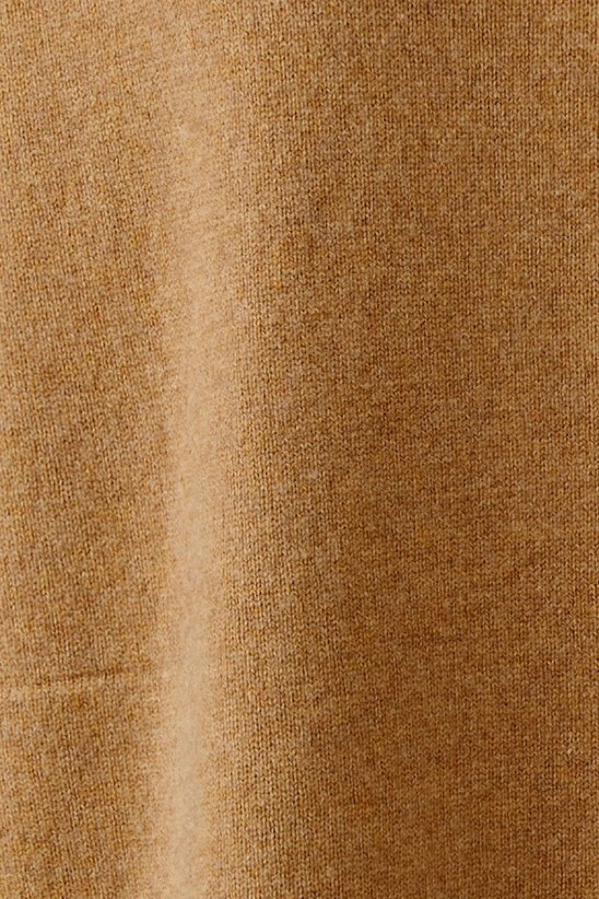 Casual knit dress in warm brown tone, perfect for cozy days. Soft texture, ideal for layering.