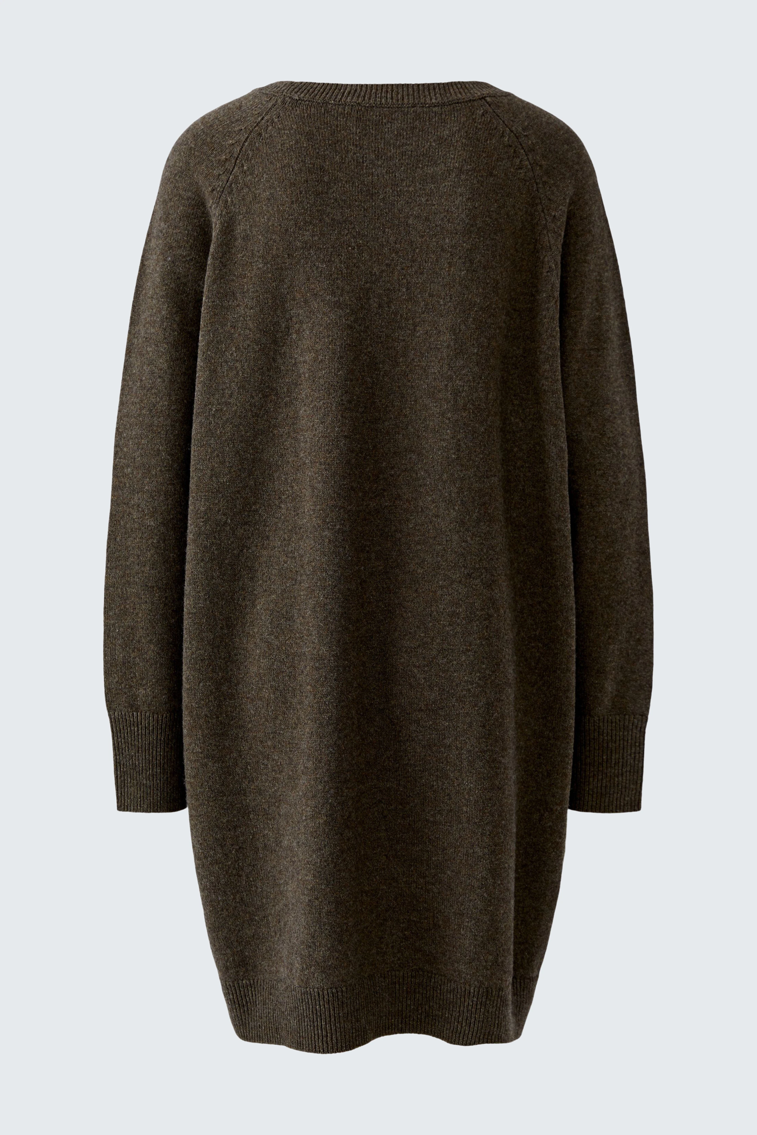Casual knit dress: Simple brown knit dress with long sleeves, perfect for a relaxed and cozy look.