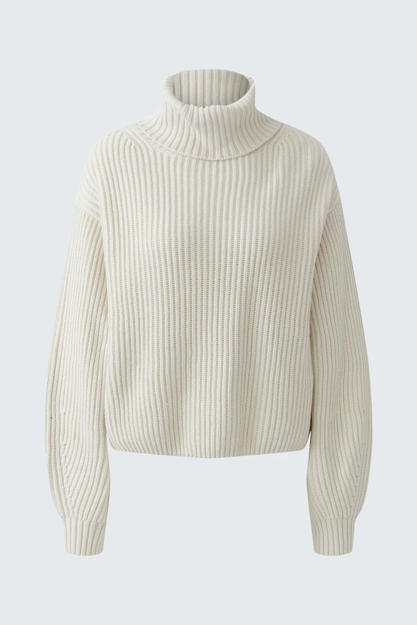 Weißer Damen-Pullover: Grob gestrickter Pullover mit Rollkragen, ideal für kühle Tage.