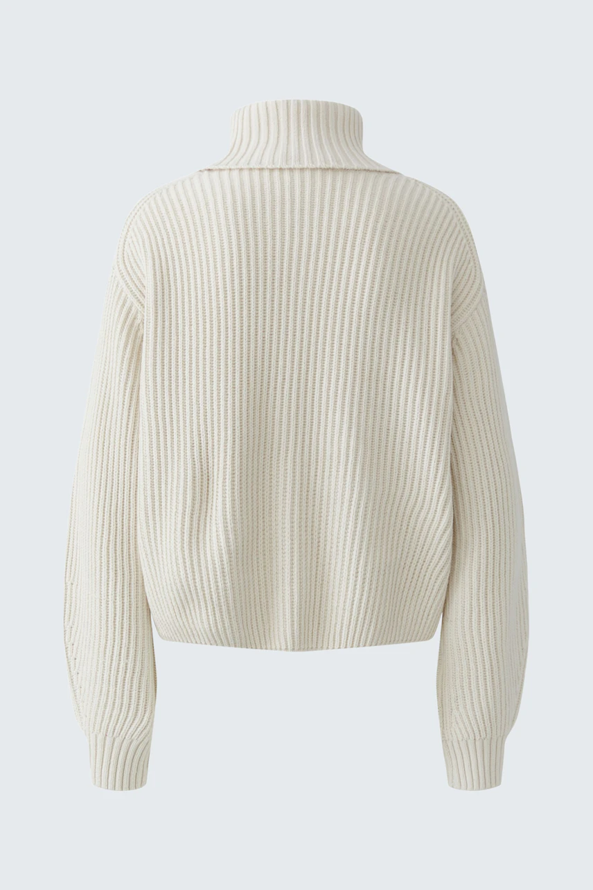 Weißer Damen-Pullover: Grob gestrickter Pullover mit hohem Kragen, ideal für kühle Tage.