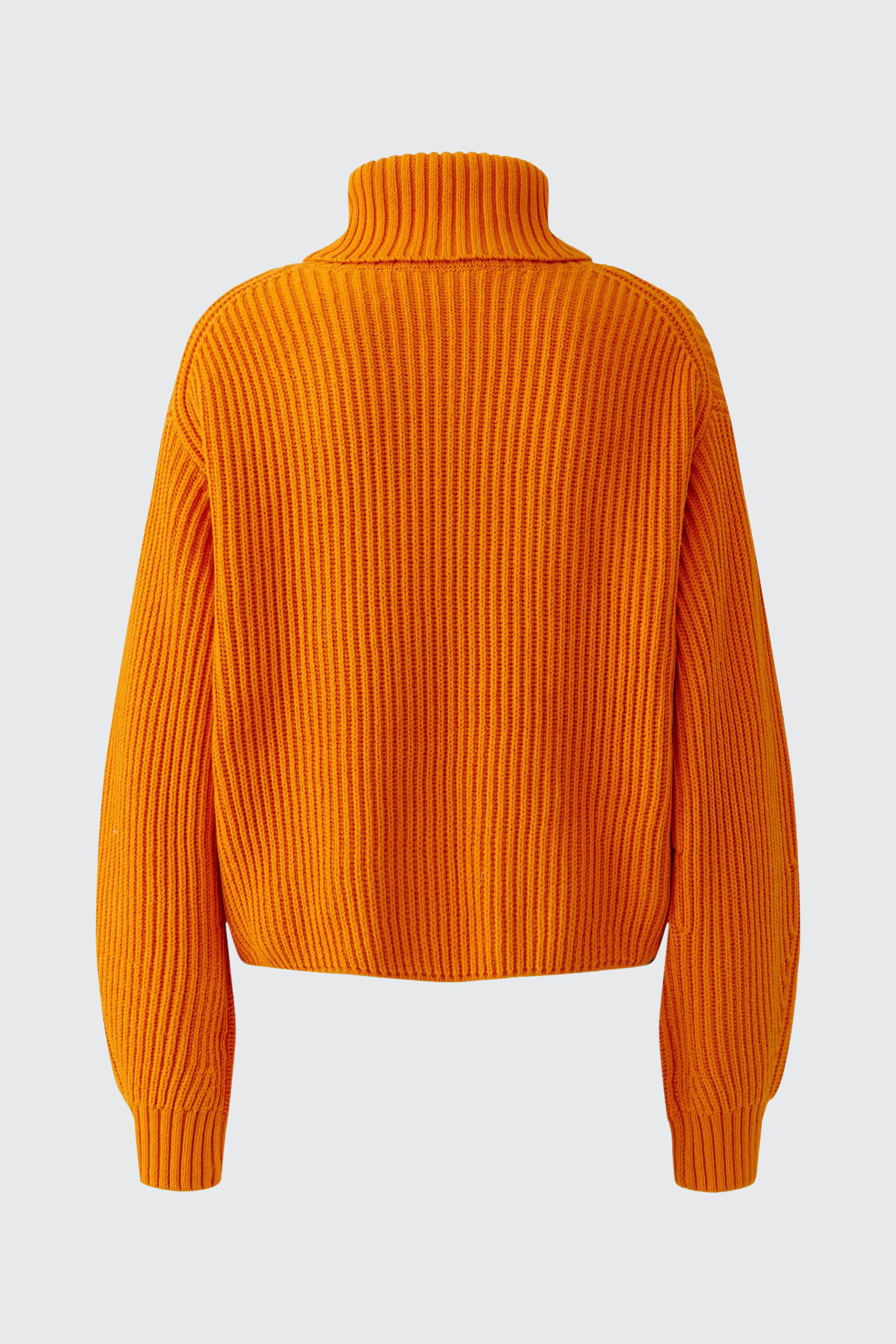 Leuchtend orangefarbener Damen-Pullover mit Rollkragen, geripptem Strickmuster und lockerer Passform.