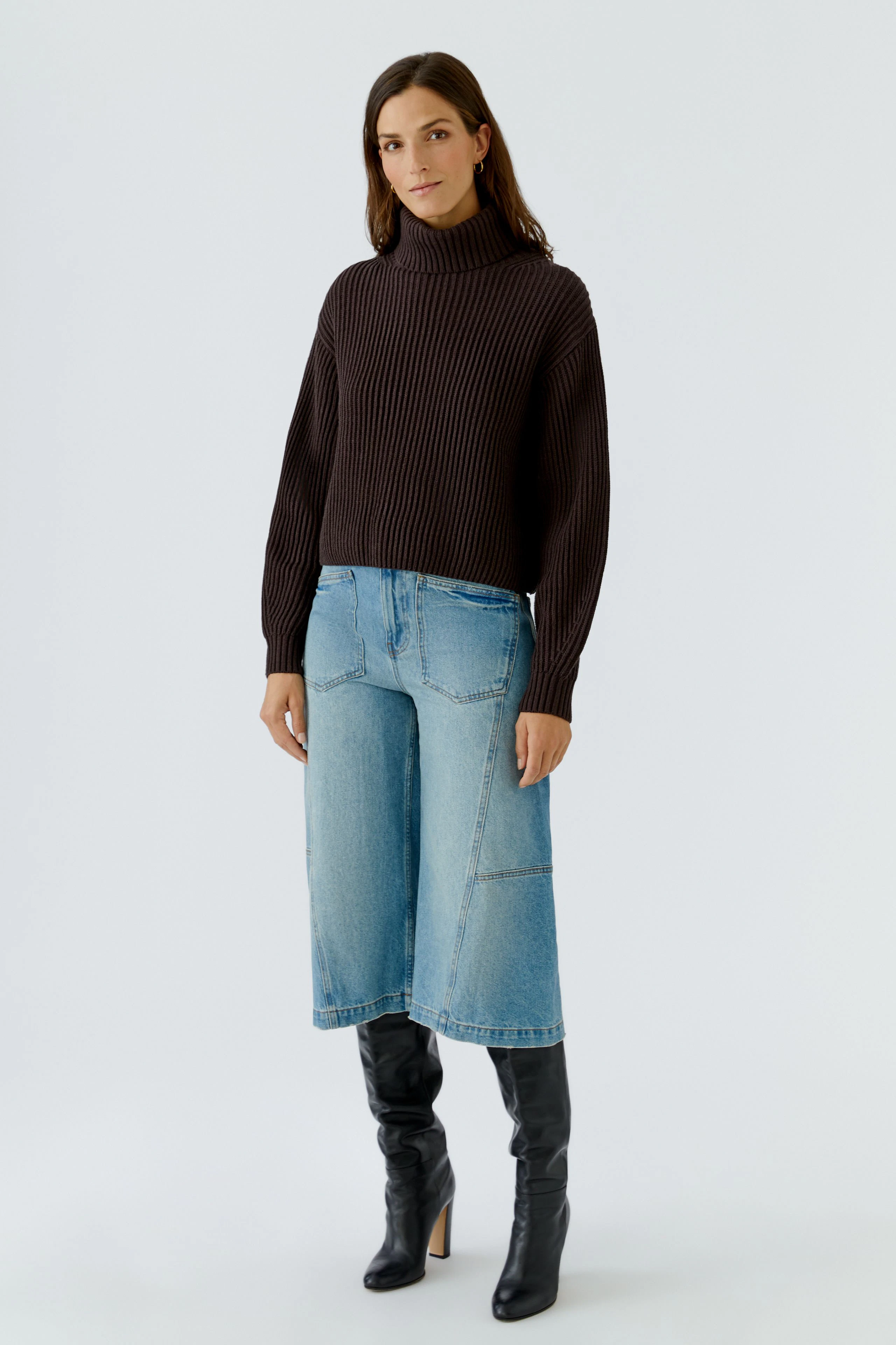 Kuscheliger Damen-Pullover: Brauner Strickpullover mit Rollkragen, ideal für kalte Tage.
