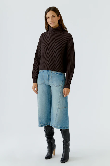 Kuscheliger Damen-Pullover: Brauner Strickpullover mit Rollkragen, ideal für kalte Tage.