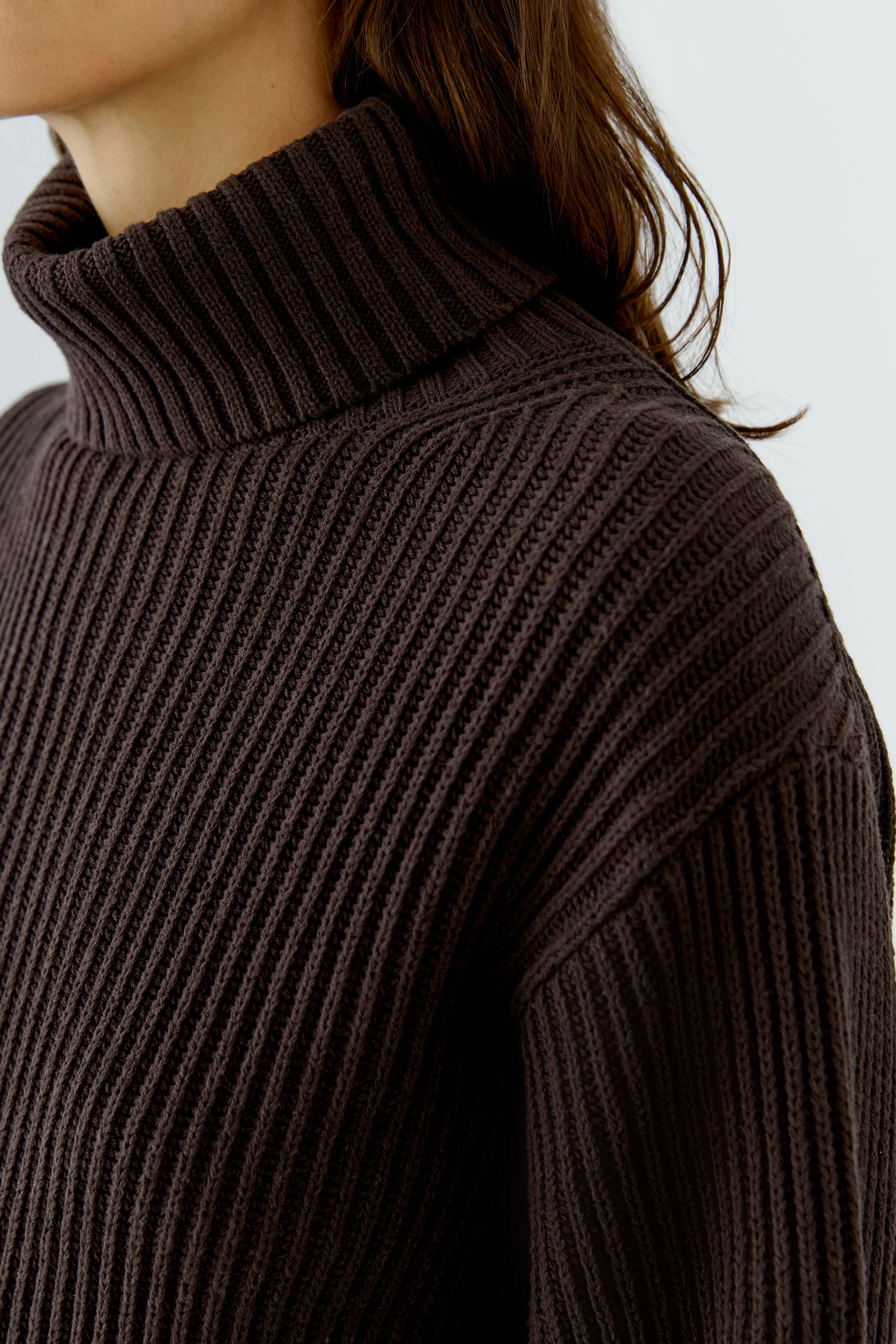 Cozy ribbed pullover: Brown turtleneck pullover with relaxed fit, perfect for casual comfort.