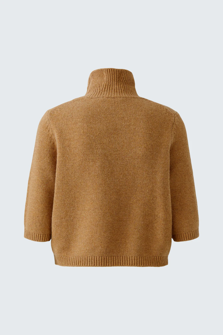Kuscheliger Damen-Pullover in warmem Braunton, ohne Model, mit hohem Kragen und geradem Schnitt.