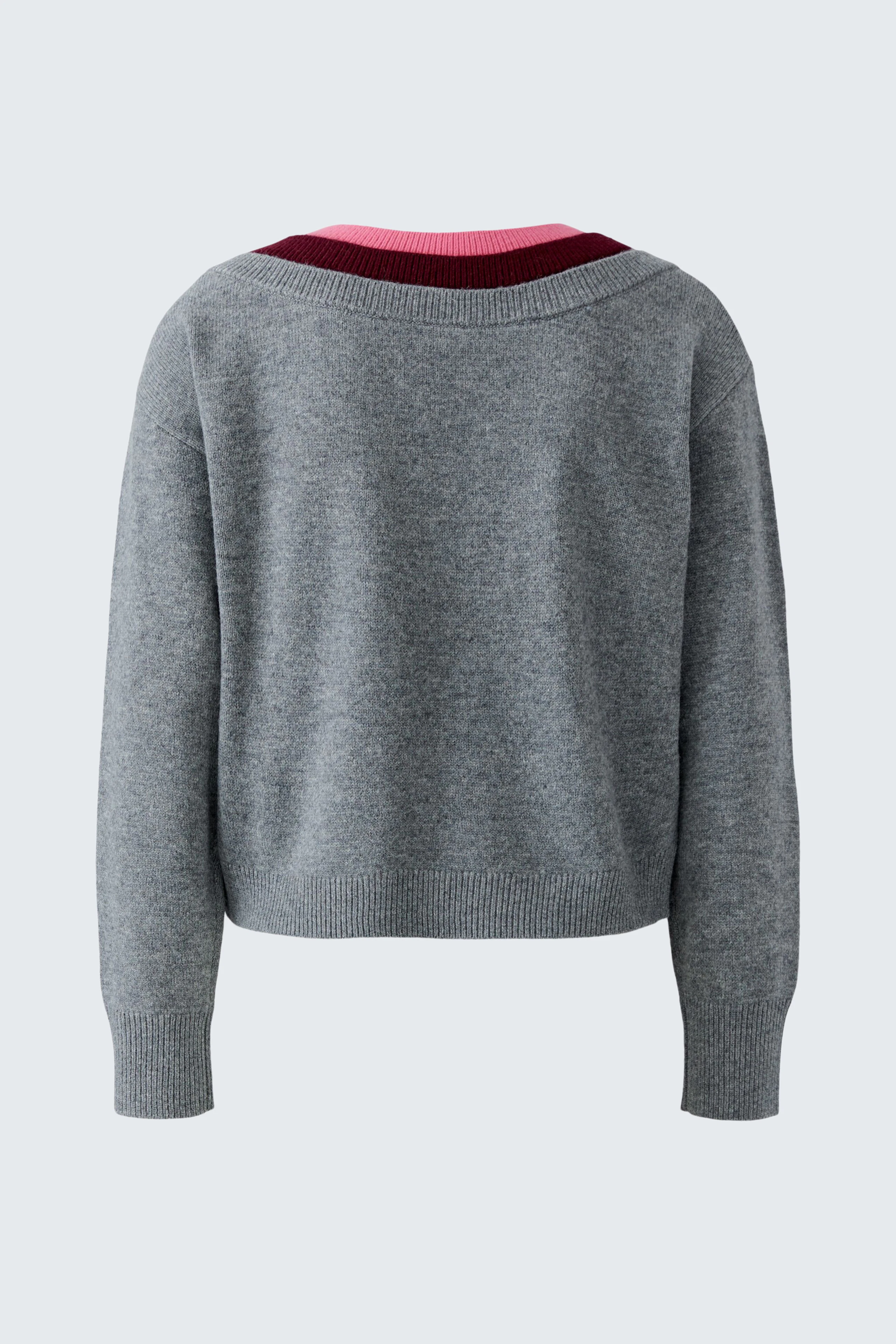 Grauer Damen-Pullover: Rückansicht eines schlichten Pullovers mit rotem Kragen.