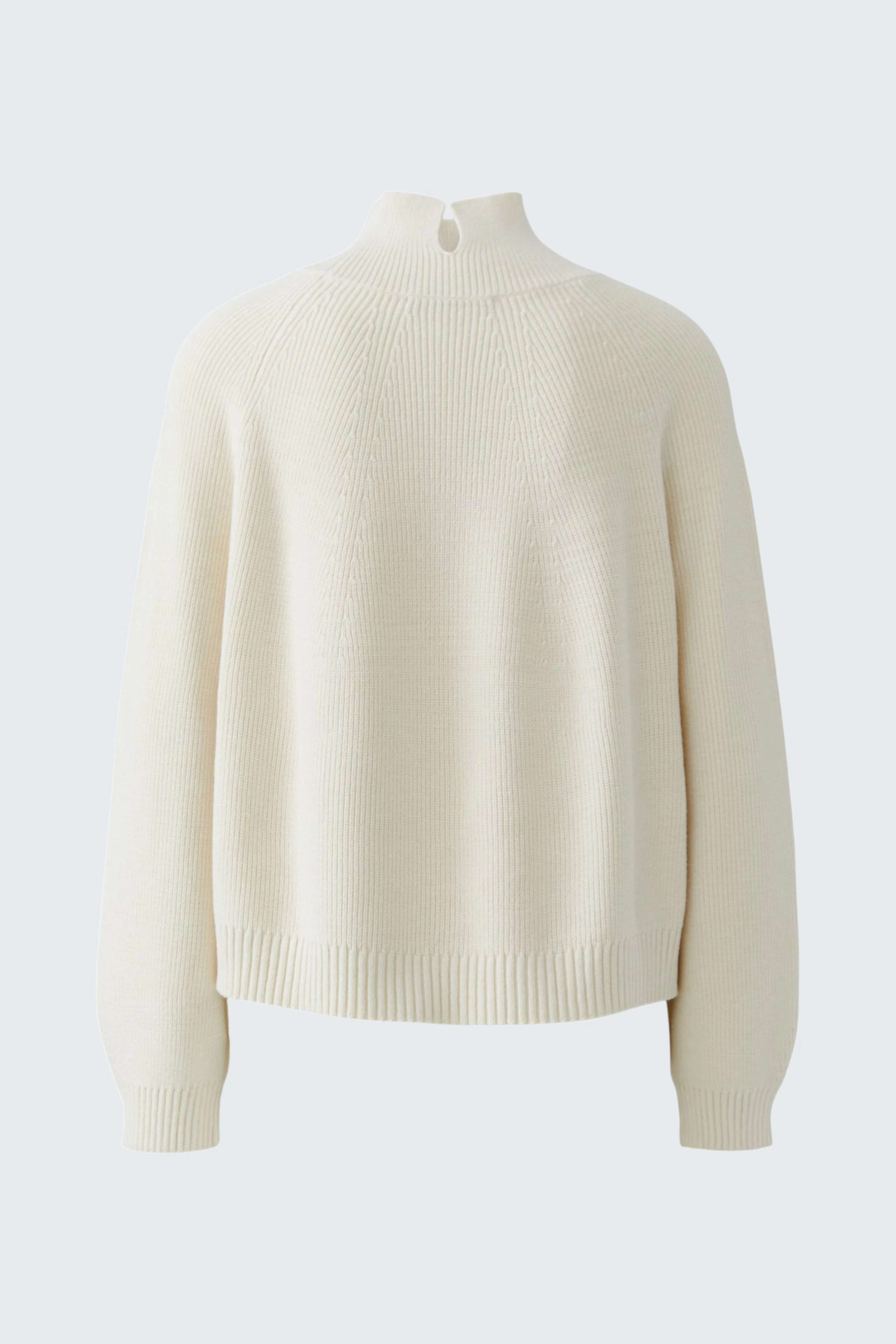 Weißer Damen-Pullover: Schlichter Strickpullover mit hohem Kragen, ideal für kühle Tage.