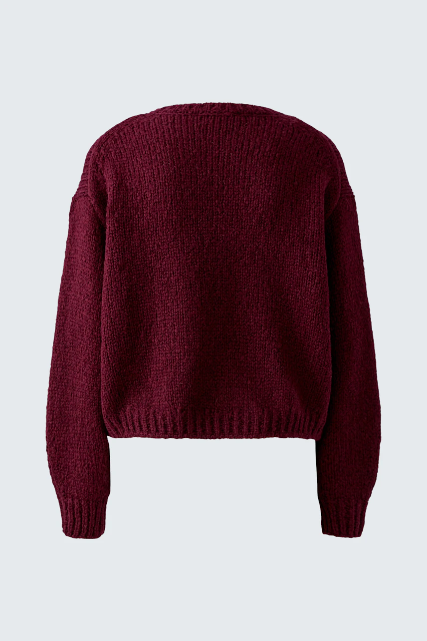Casual women's pullover: Burgundy knit pullover with a relaxed fit, perfect for cozy days.