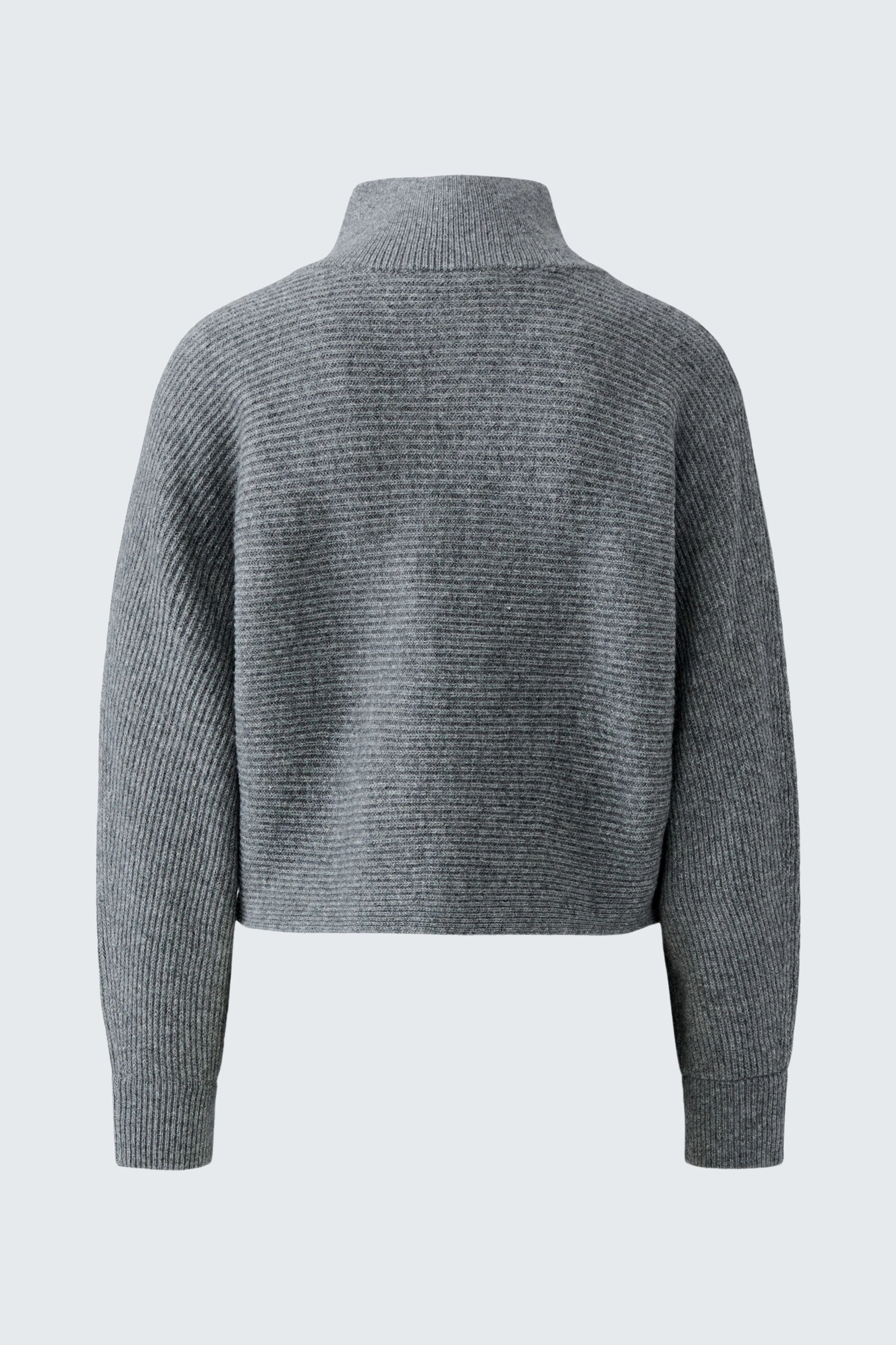 Grauer Damen-Pullover: Schlichter Strickpullover mit hohem Kragen, ideal für kühle Tage.
