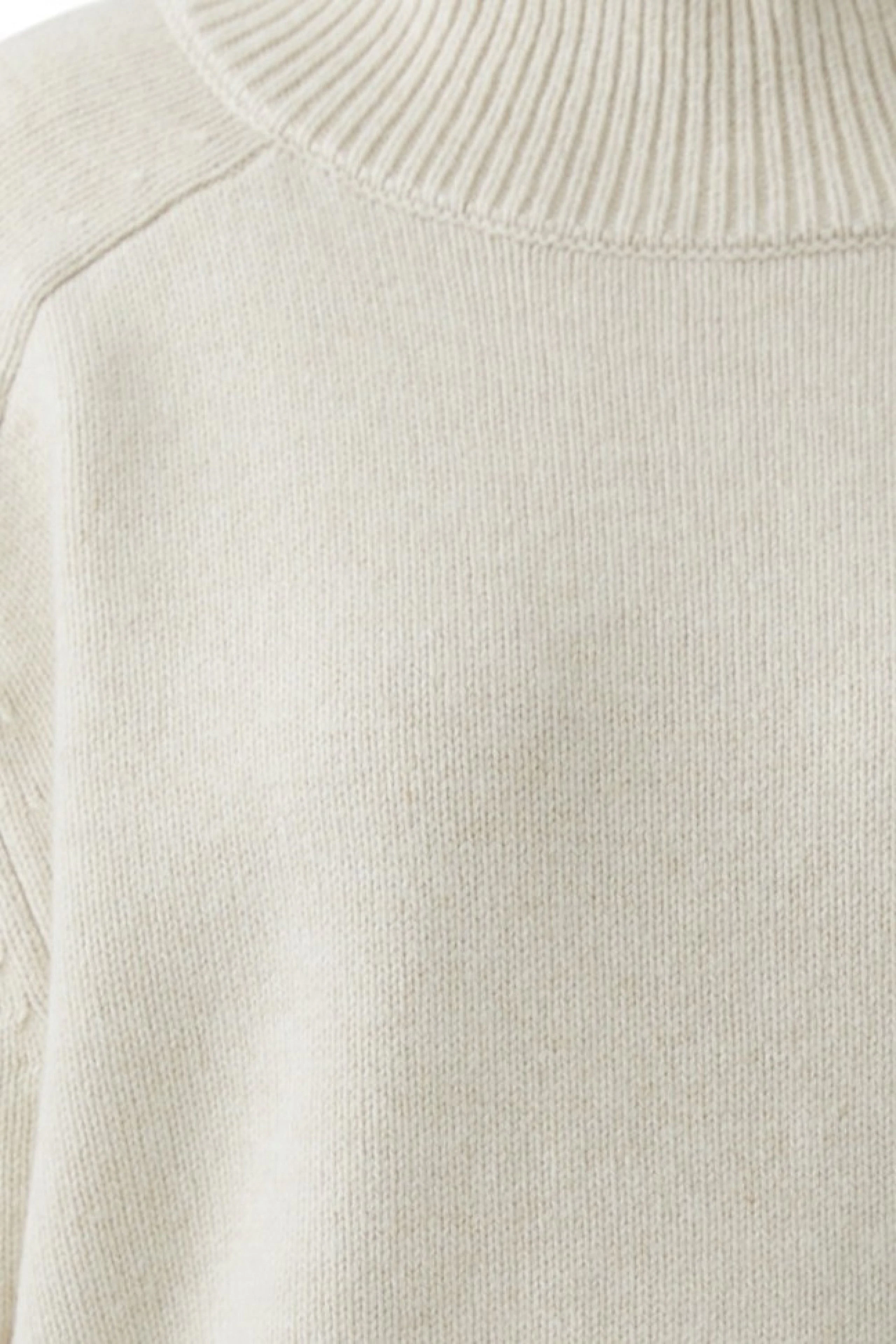 Beiger Damen-Pullover: Nahaufnahme eines weichen Strickpullovers mit Rollkragen, ohne Model.