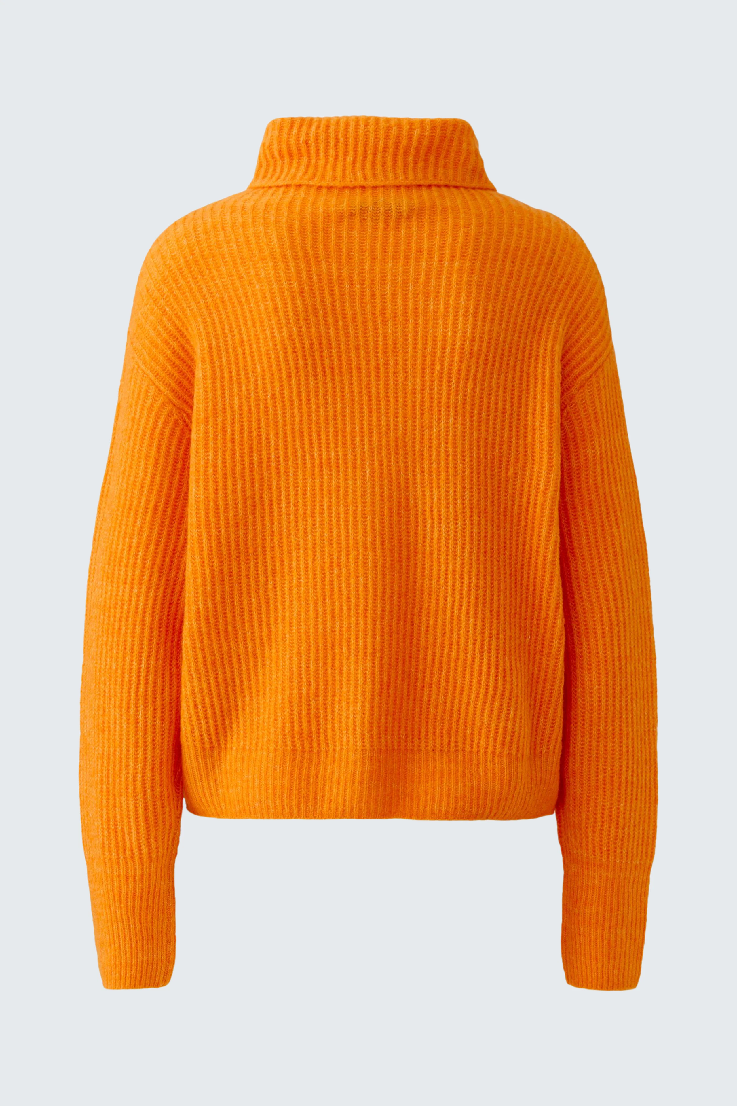 Leuchtend orangefarbener Damen-Pullover mit Rollkragen, ideal für einen auffälligen, lässigen Look.