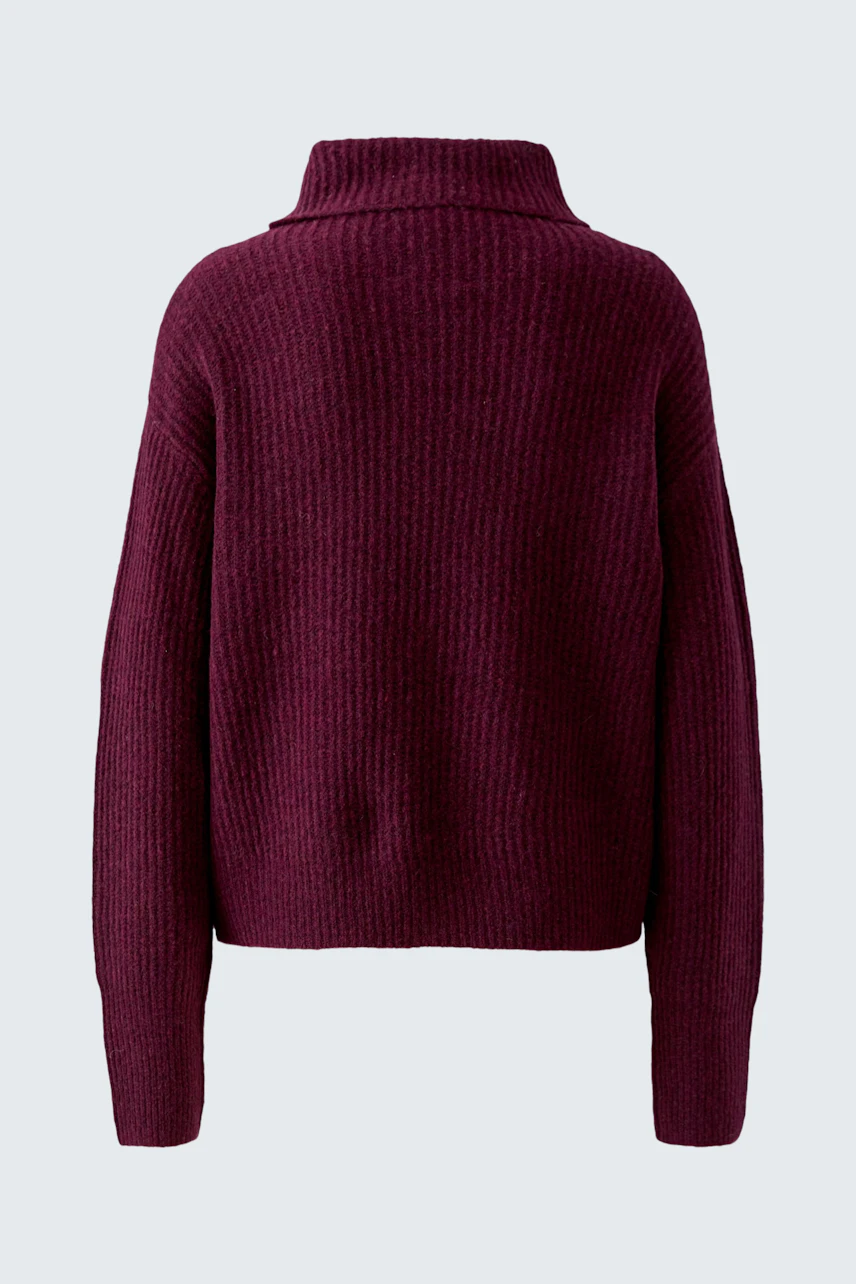 Casual women's pullover in deep burgundy, featuring a cozy ribbed texture and relaxed fit.