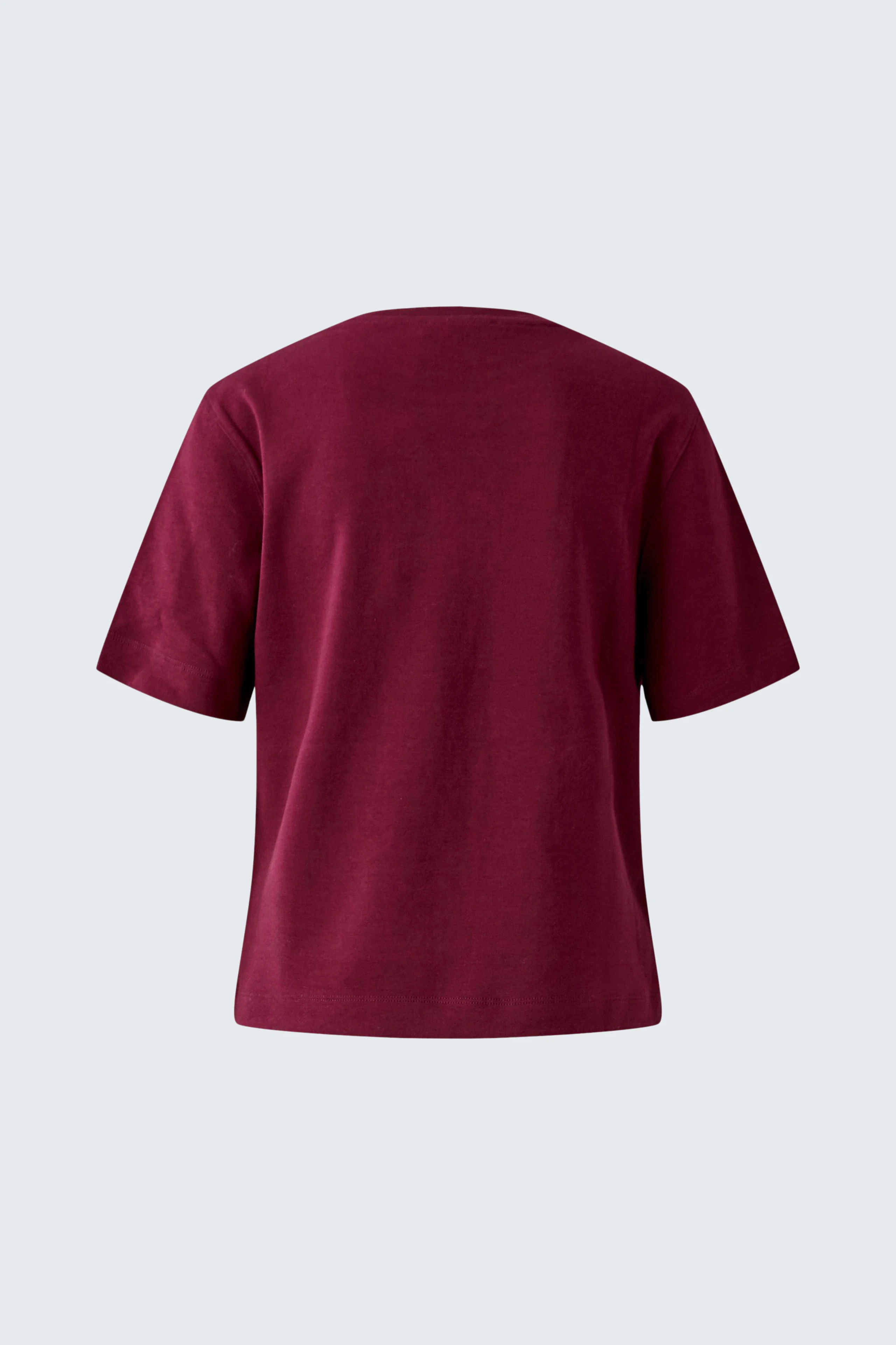 Casual women's T-shirt in deep red, short sleeves, perfect for everyday wear.