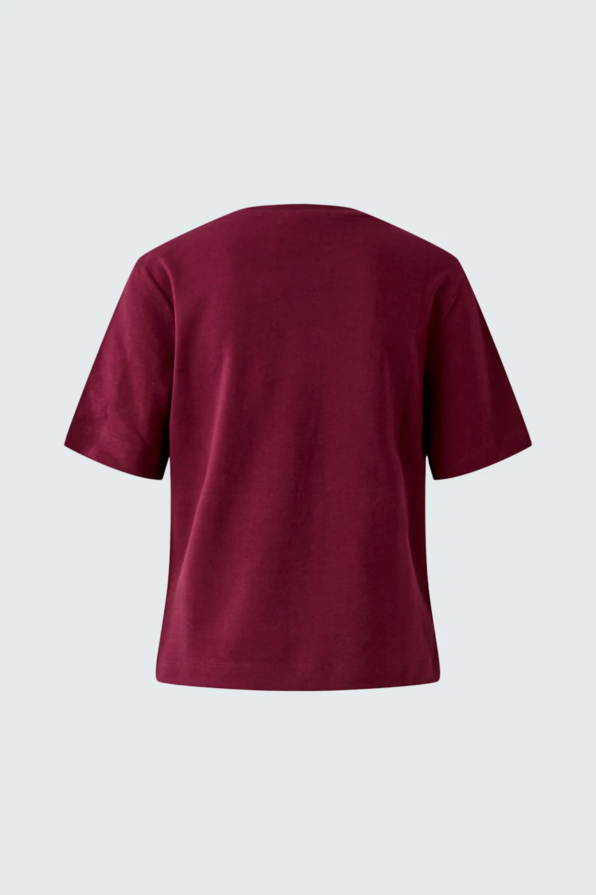 Casual women's T-shirt in deep red, short sleeves, perfect for everyday wear.