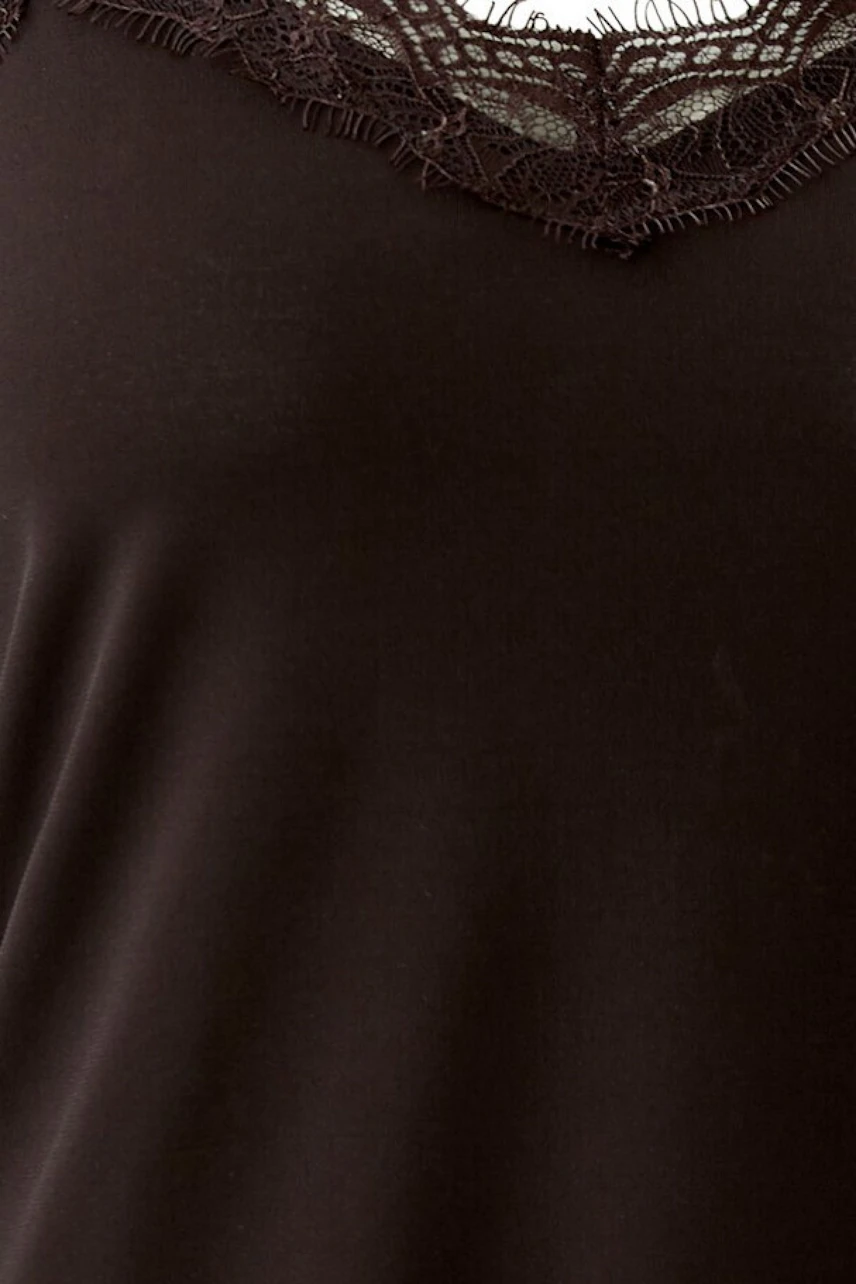 Schwarzes Damen-Top mit Spitzenbesatz am Ausschnitt, schlicht und vielseitig kombinierbar.
