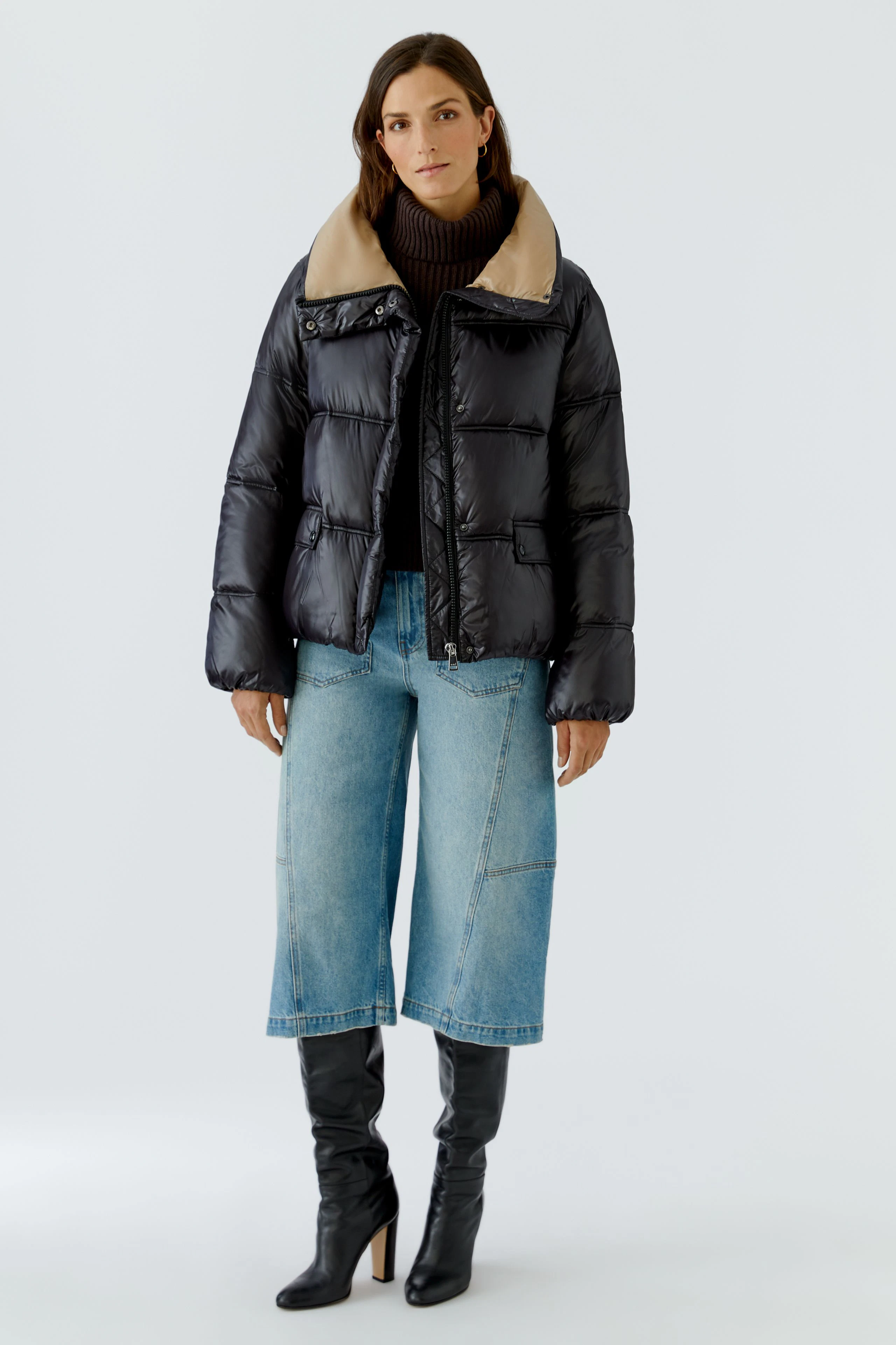 Schwarze Outdoorjacke: Wattierte Jacke mit Kapuze und Knopfleiste, ideal für kalte Tage.