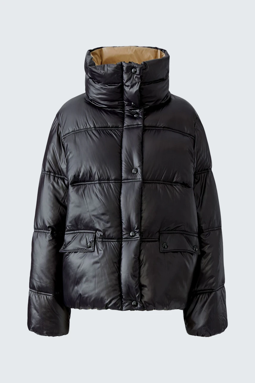 Schwarze Outdoorjacke: Wattierte Jacke mit Kapuze und Knopfleiste, ideal für kalte Tage.
