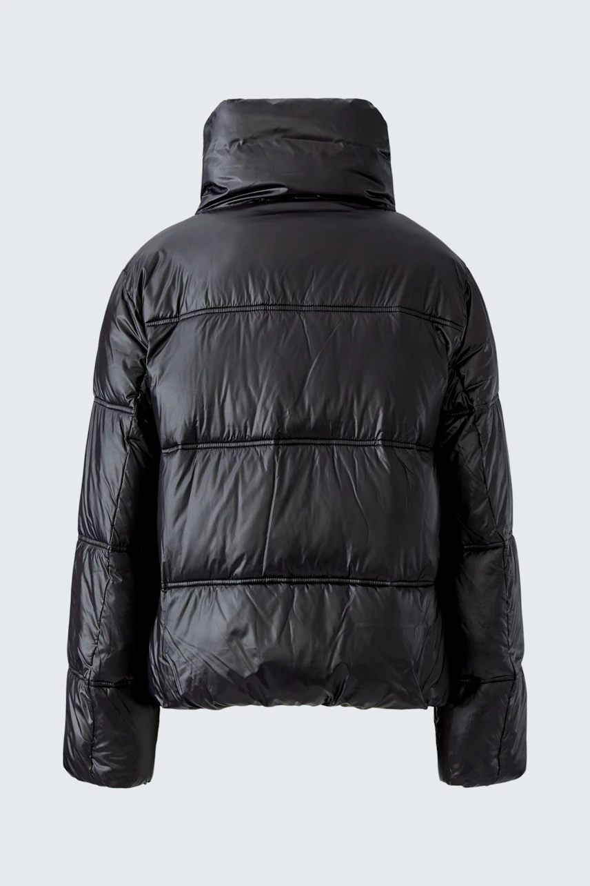 Schwarze Outdoorjacke: Wattierte Jacke mit hohem Kragen, ideal für kalte Tage.