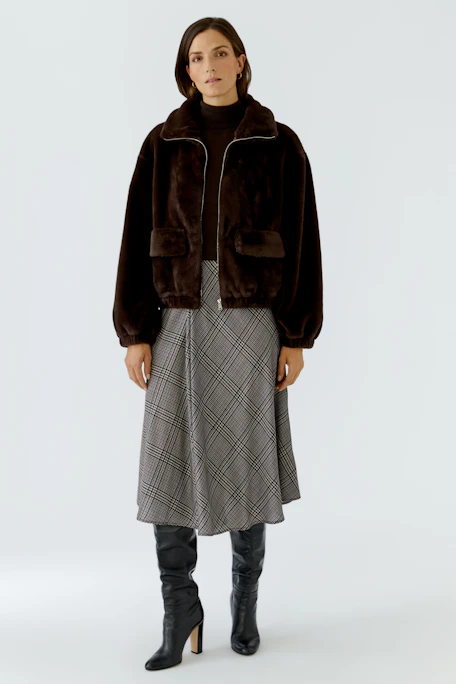 Kuscheliger Damen-Blouson aus braunem Kunstfell mit Reißverschluss und Taschen, ohne Model abgebildet.