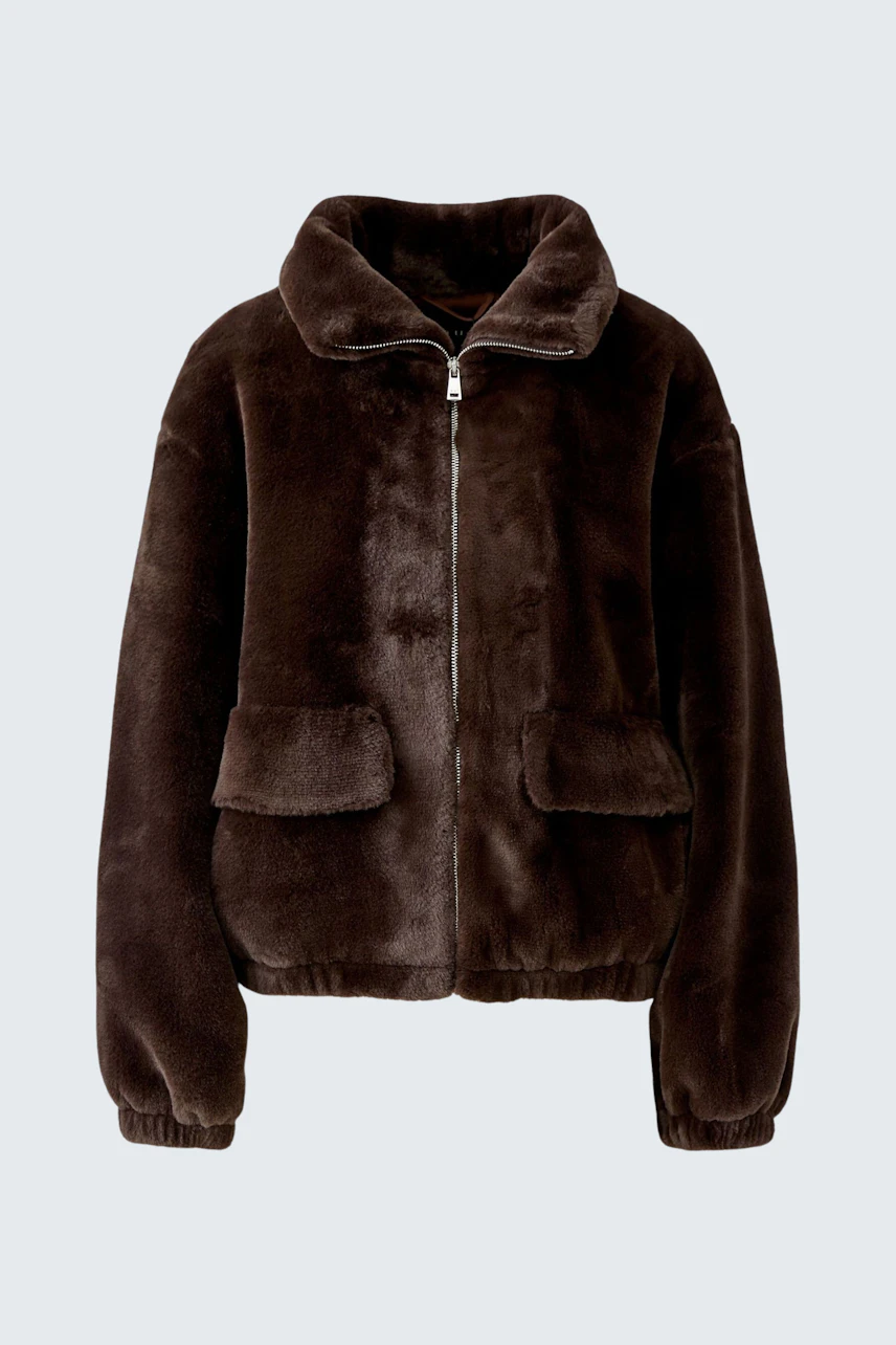 Kuscheliger Damen-Blouson aus braunem Kunstfell mit Reißverschluss und Taschen, ohne Model abgebildet.