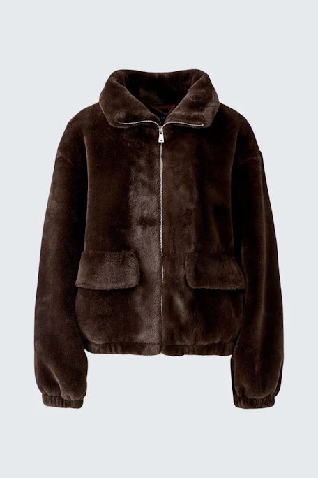 Kuscheliger Damen-Blouson aus braunem Kunstfell mit Reißverschluss und Taschen, ohne Model abgebildet.
