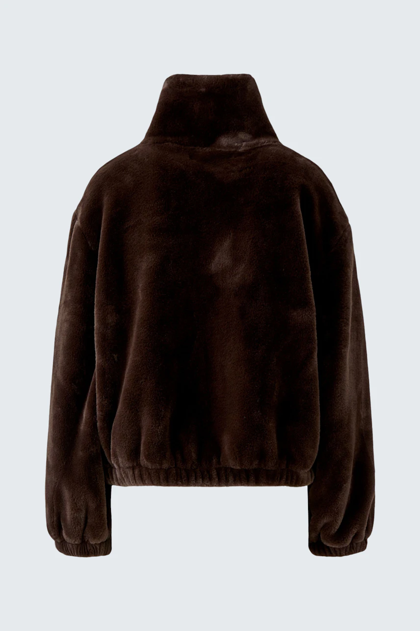 Kuscheliger Damen-Blouson in Dunkelbraun, ohne Model, mit hohem Kragen und elastischem Bund.