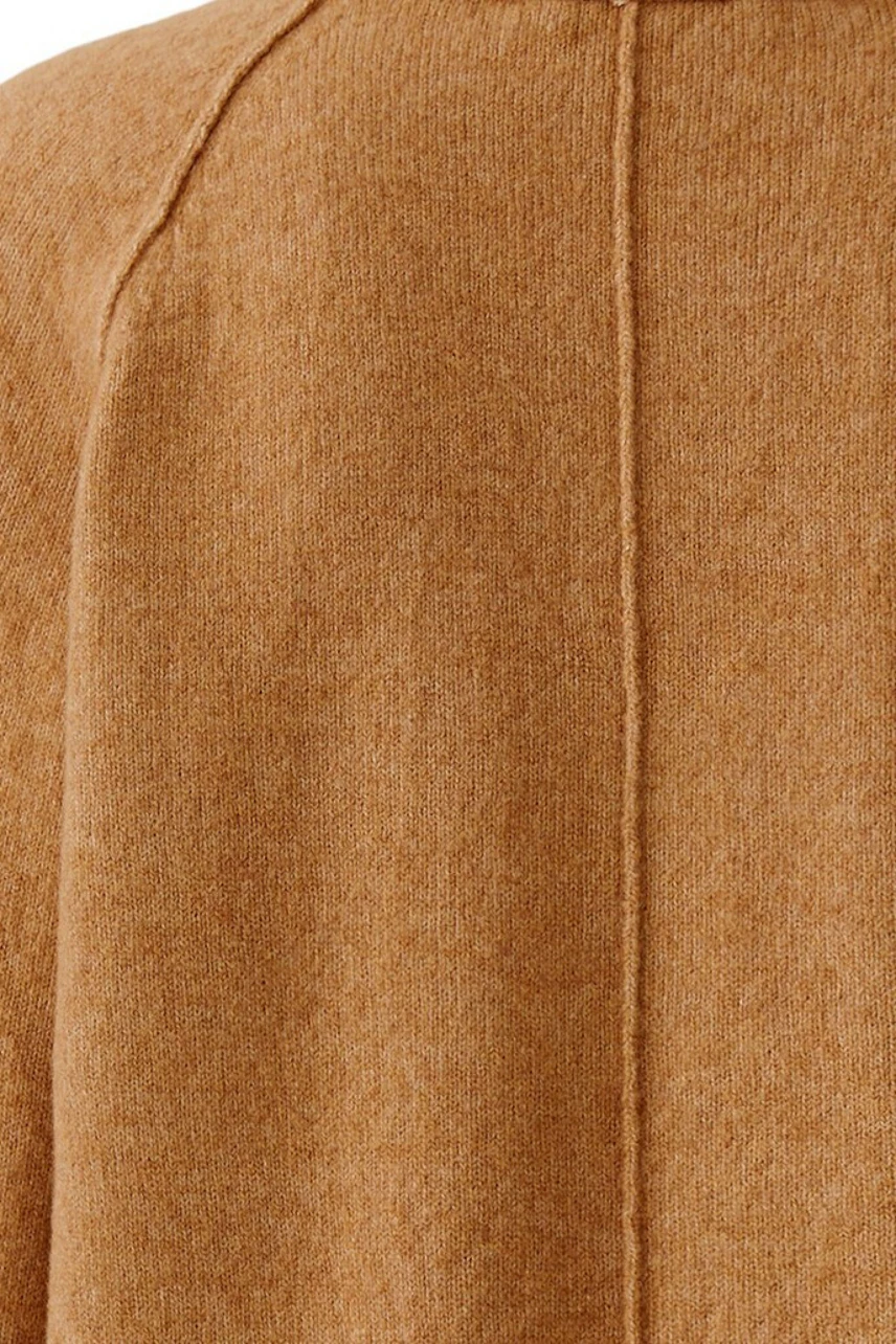 Karamellfarbener Pullover aus weichem Stoff, Detailansicht der Naht auf der Rückseite.