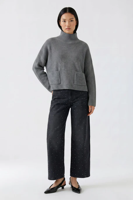 Jeans Barrel: Weite, schwarze Damenjeans ohne Model, mit geradem Schnitt und dezentem Punktmuster.