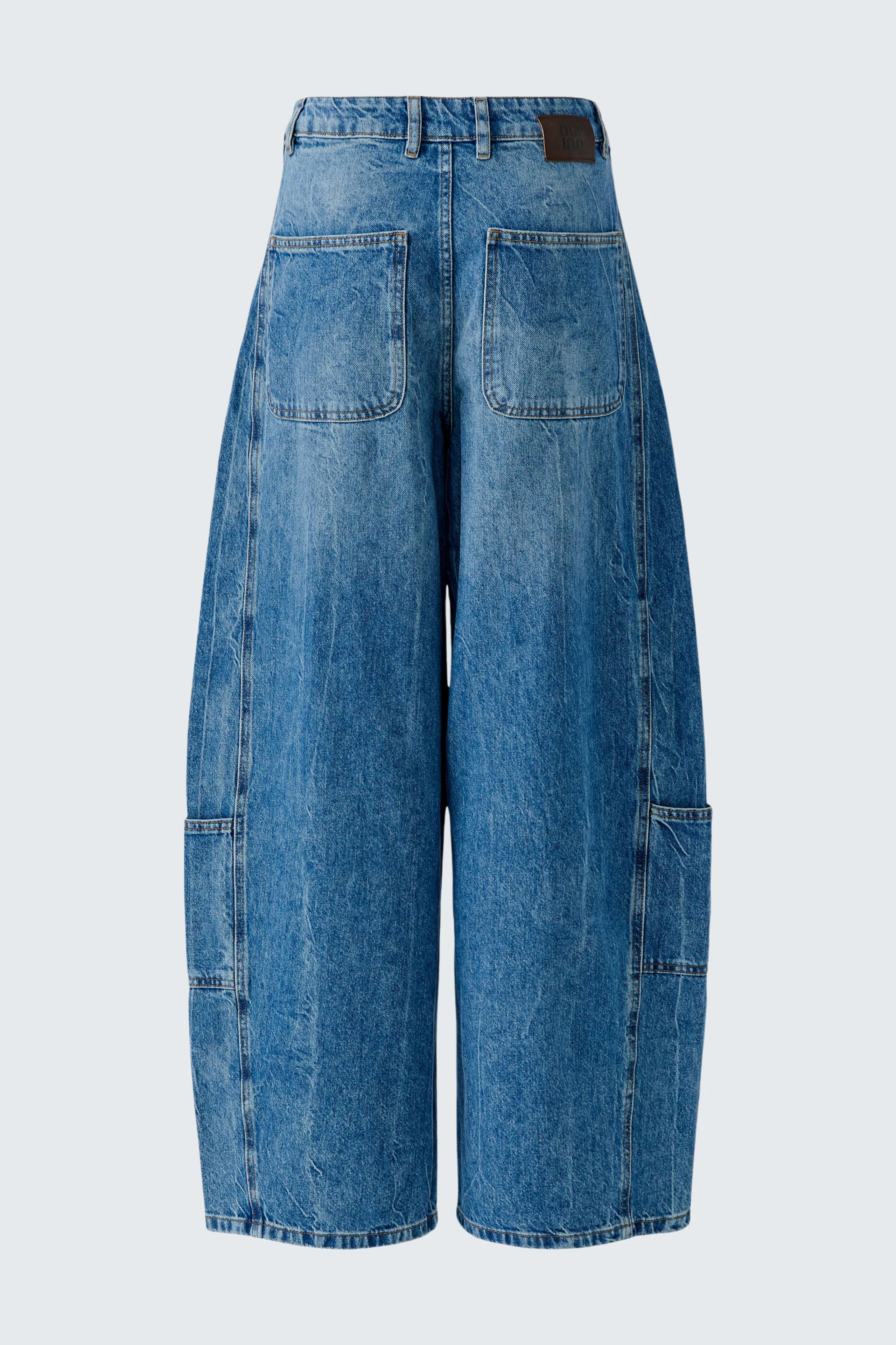 Jeans Barrel: Weite, blaue Damenjeans mit großen Taschen, ohne Model abgebildet.