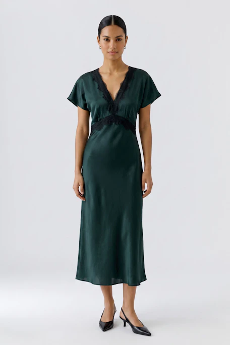Langes Damen-Kleid in Dunkelgrün mit Spitzen-Details am Ausschnitt, ohne Model präsentiert.