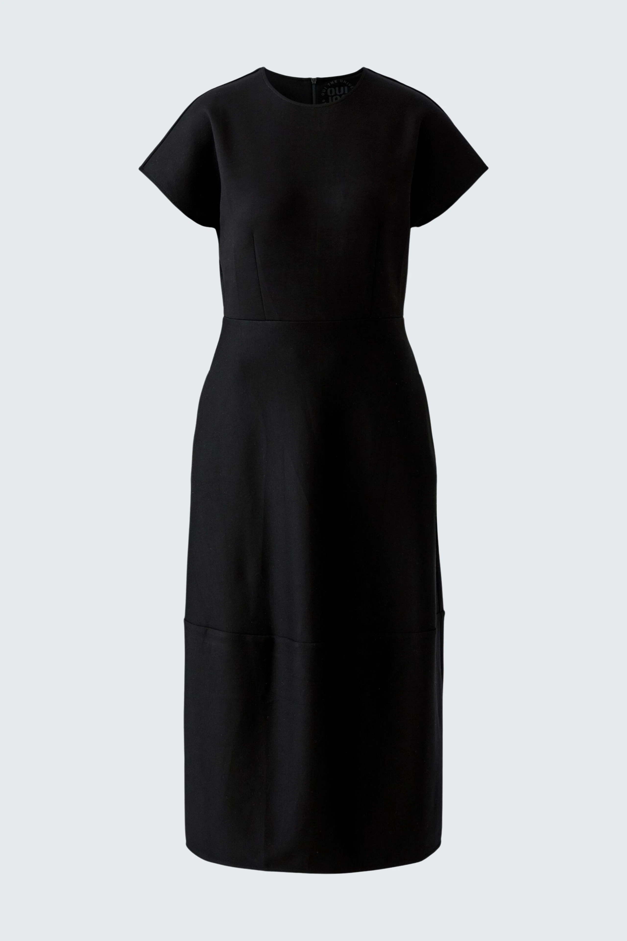 Schlichtes Damen-Kleid: Schwarzes, ärmelloses Kleid mit geradem Schnitt, ideal für vielseitige Anlässe.