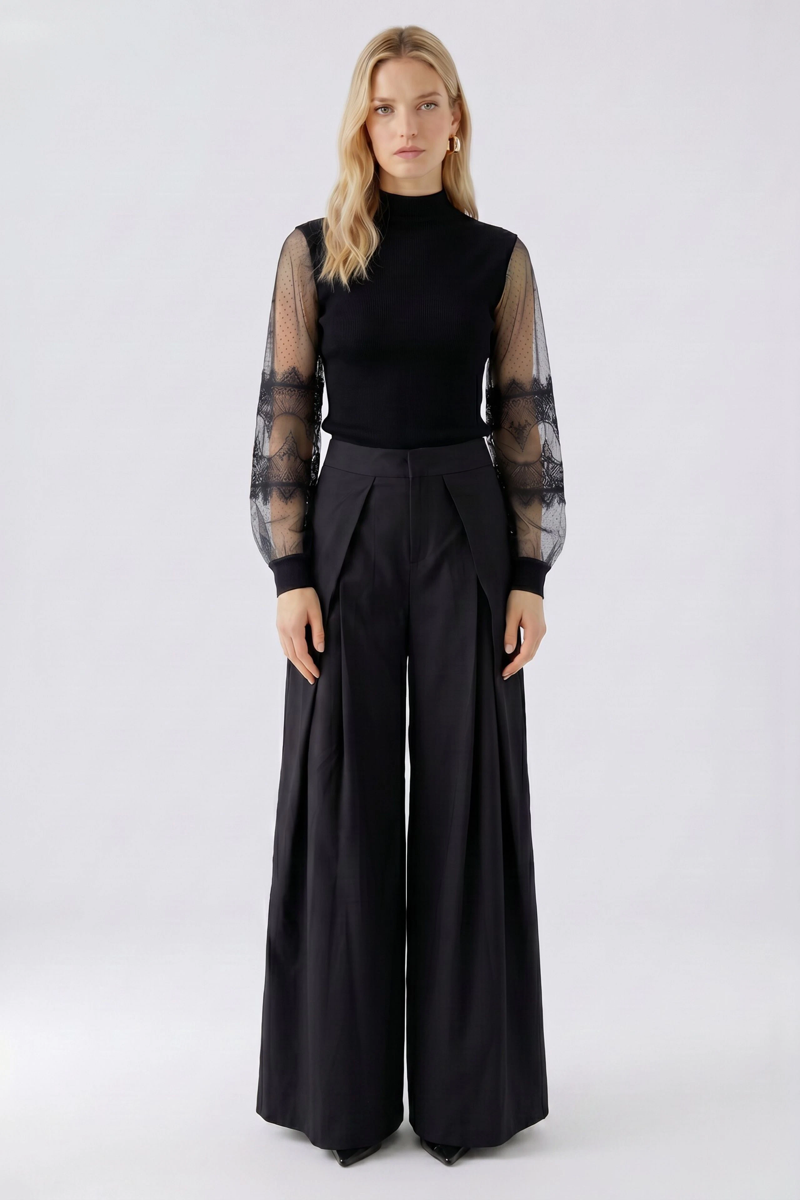 Schwarzer Damen-Pullover mit transparenten Ärmeln und Spitzenakzenten, ohne Model präsentiert.