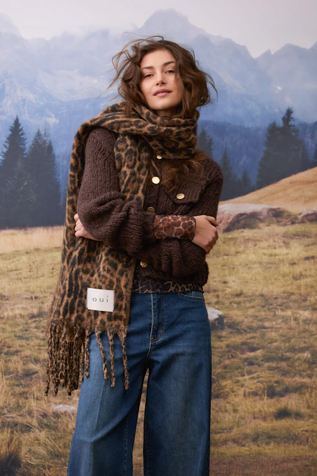 Chunky knit cardigan with large buttons, featuring a textured design. Perfect for layering in cooler weather.