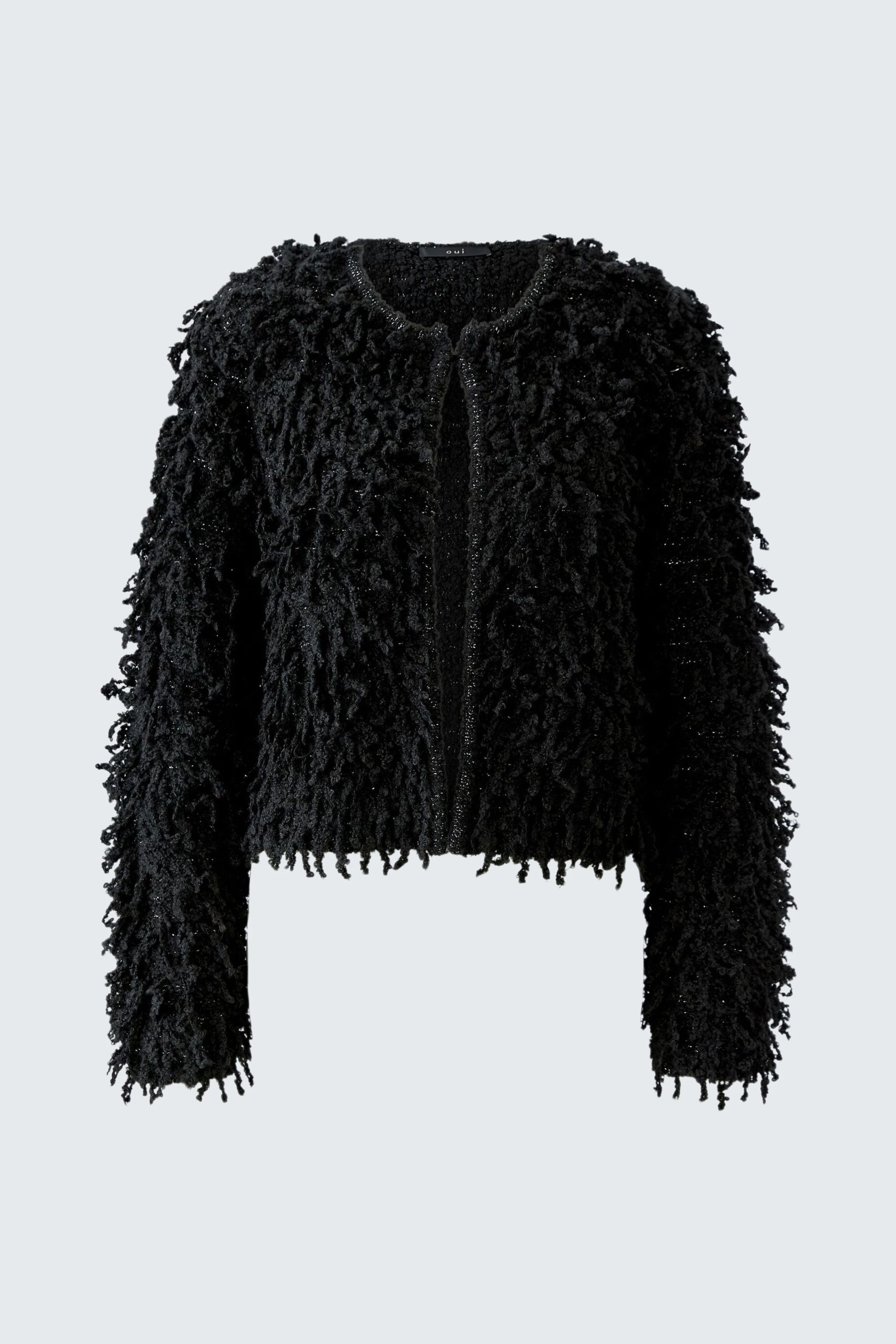 Schwarze Strickjacke mit flauschiger Textur, ohne Model. Ideal für einen lässigen Look.