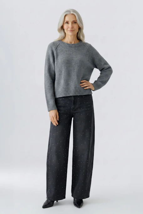 Grauer Damen-Pullover: Schlichter Strickpullover ohne Model, ideal für lässige Outfits.