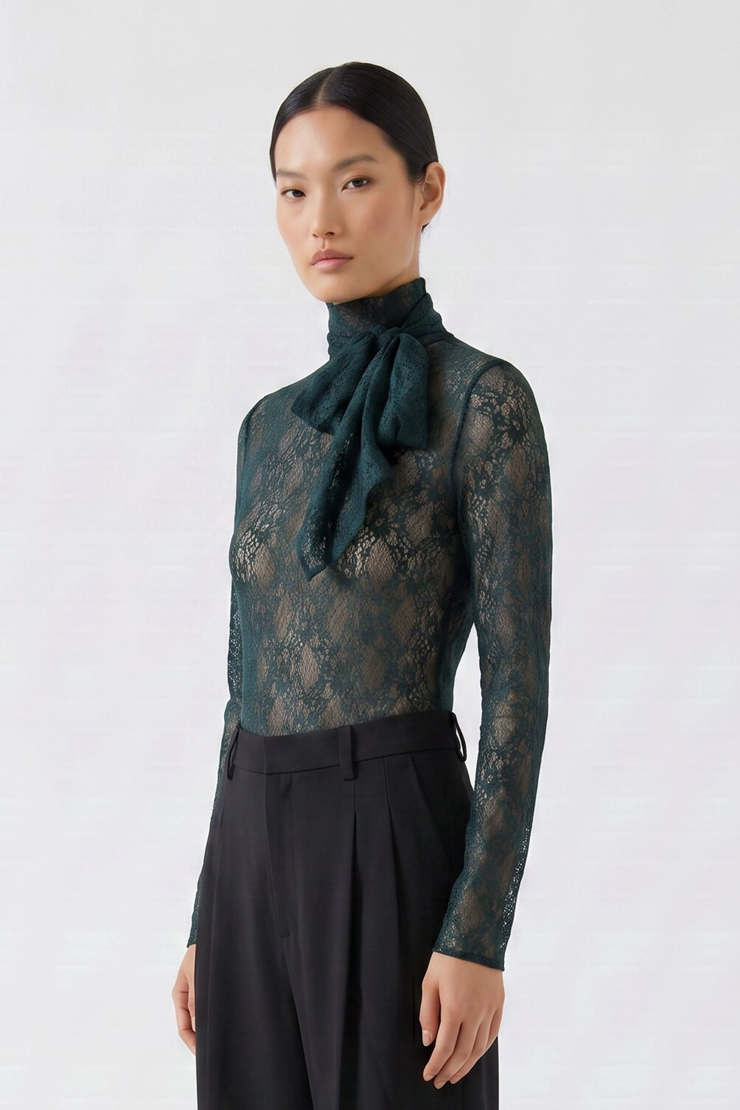 Spitzen-Langarmshirt in Grün: Transparentes Design mit Schleife am Kragen, ohne Model abgebildet.