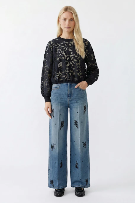 Schwarzer Damen-Pullover: Florales Muster, transparenter Look, ideal für modische Akzente.
