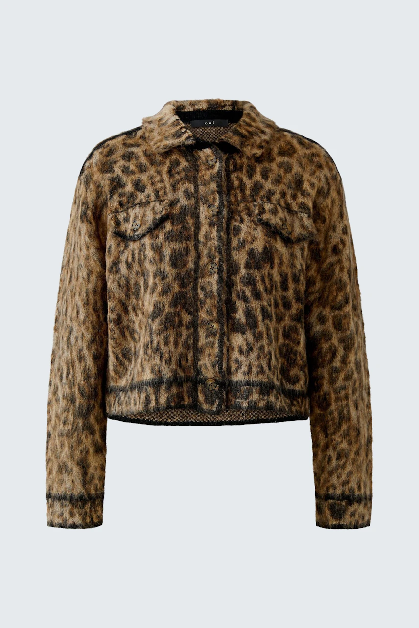 Leopardenmuster-Strickjacke: Auffällige Strickjacke mit Knopfleiste und Taschen, ohne Model präsentiert.