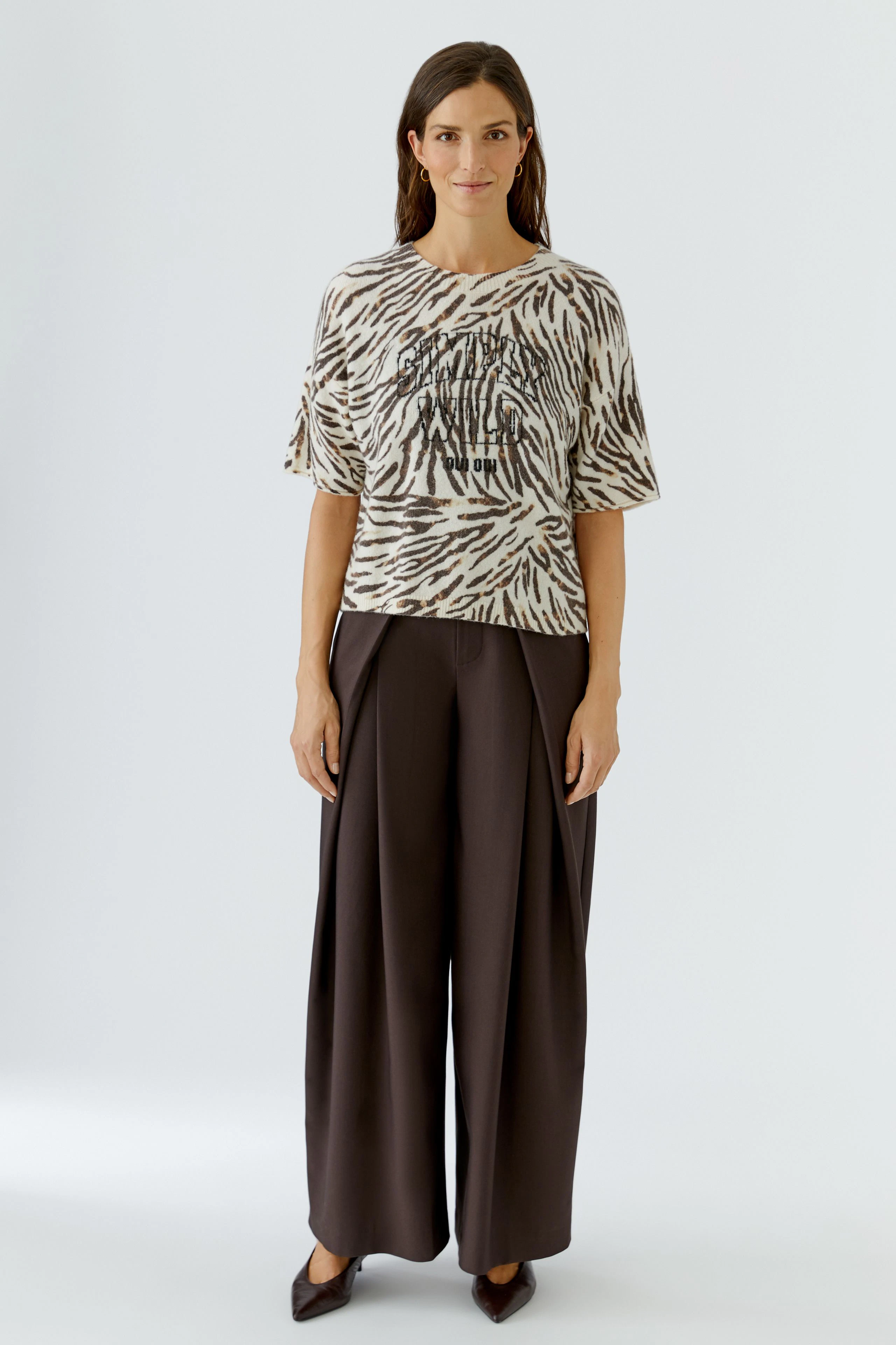 Lässiger Damen-Pullover: Zebra-Muster mit Schriftzug, lockerer Schnitt, ideal für einen entspannten Look.