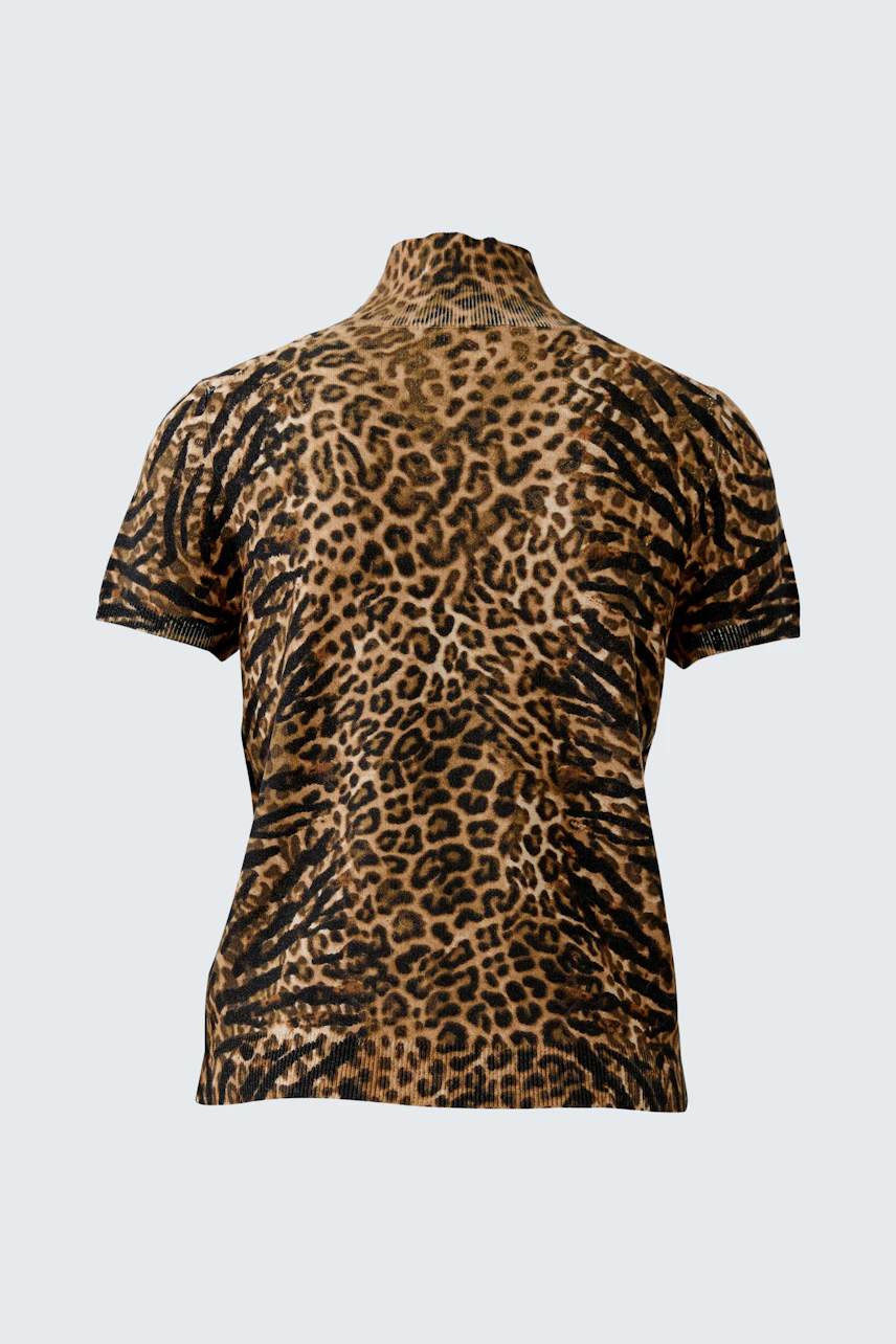 Leopardmuster-Pullover: Kurzärmeliger Pullover mit auffälligem Tierprint, ideal für modische Akzente.