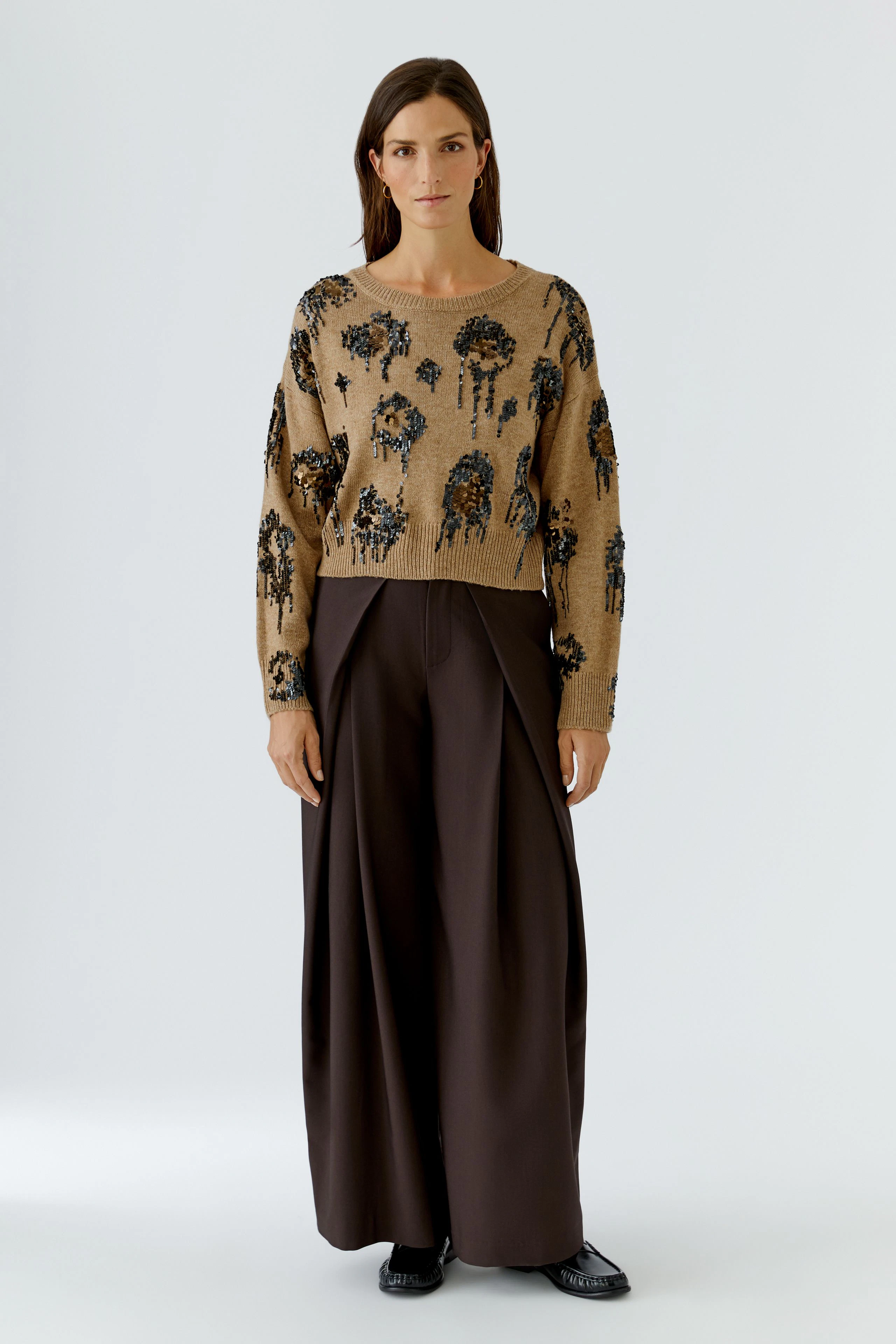 Brauner Damen-Pullover mit schwarzem Blumenmuster, ideal für einen lässigen Look.